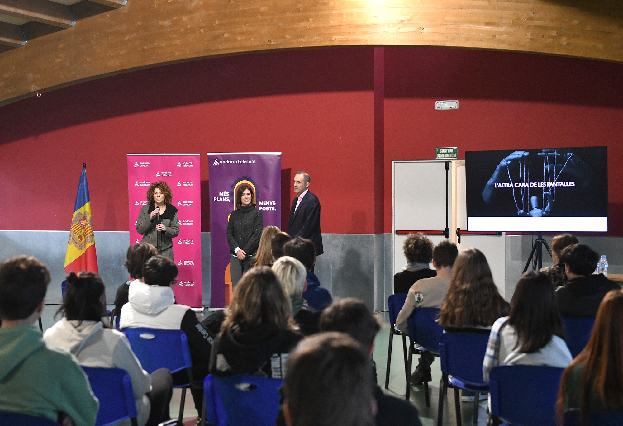 Arrenquen les xerrades a les aules de la Setmana de la Internet Segura d’Andorra Telecom