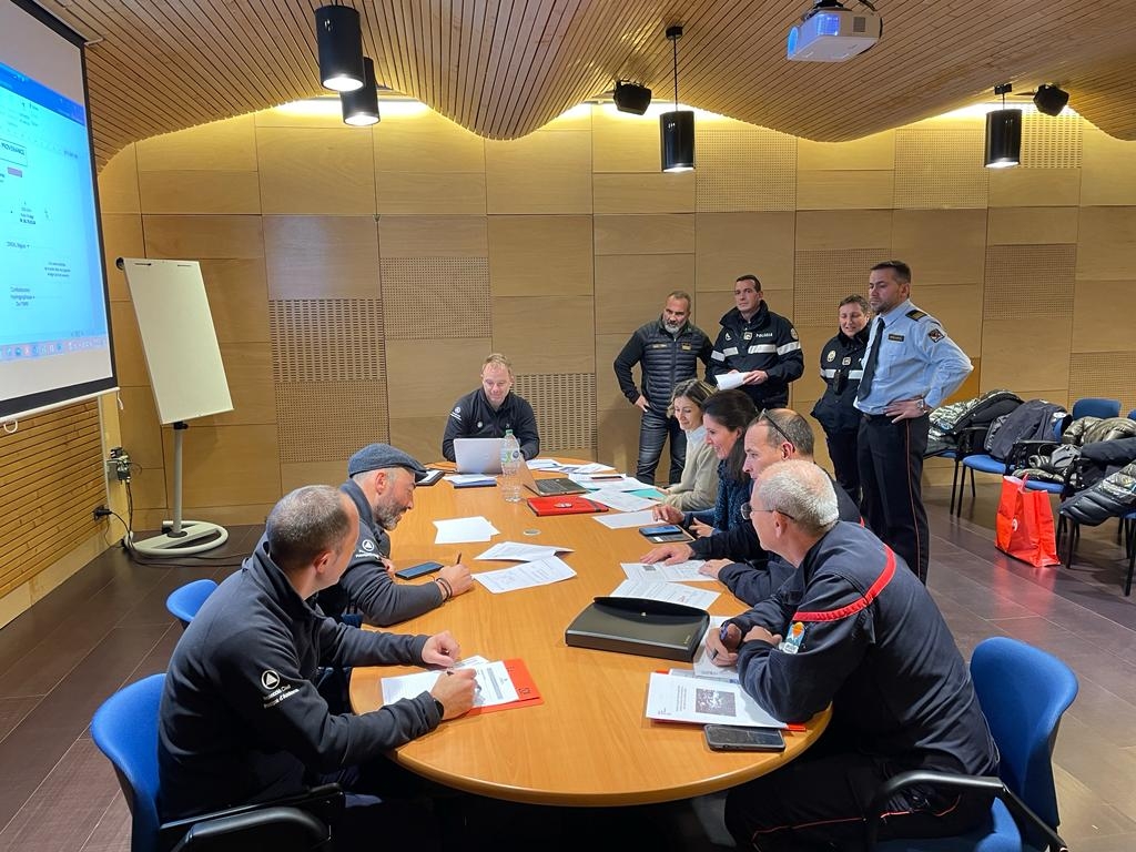 Una trentena d’efectius participen al simulacre transfronterer de vessament de productes contaminants al riu Arieja, al Pas de la Casa