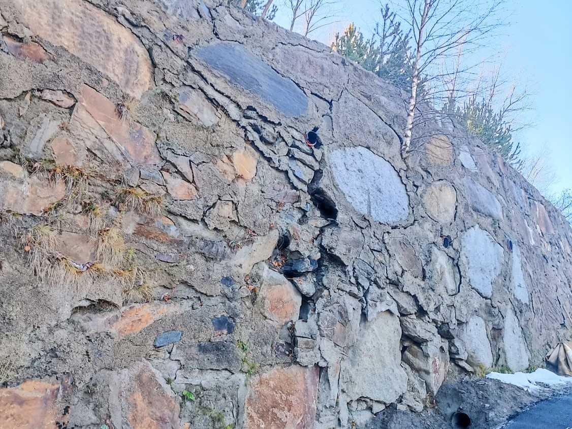 Refecció d’un mur a la carretera secundària del Forn de Canillo