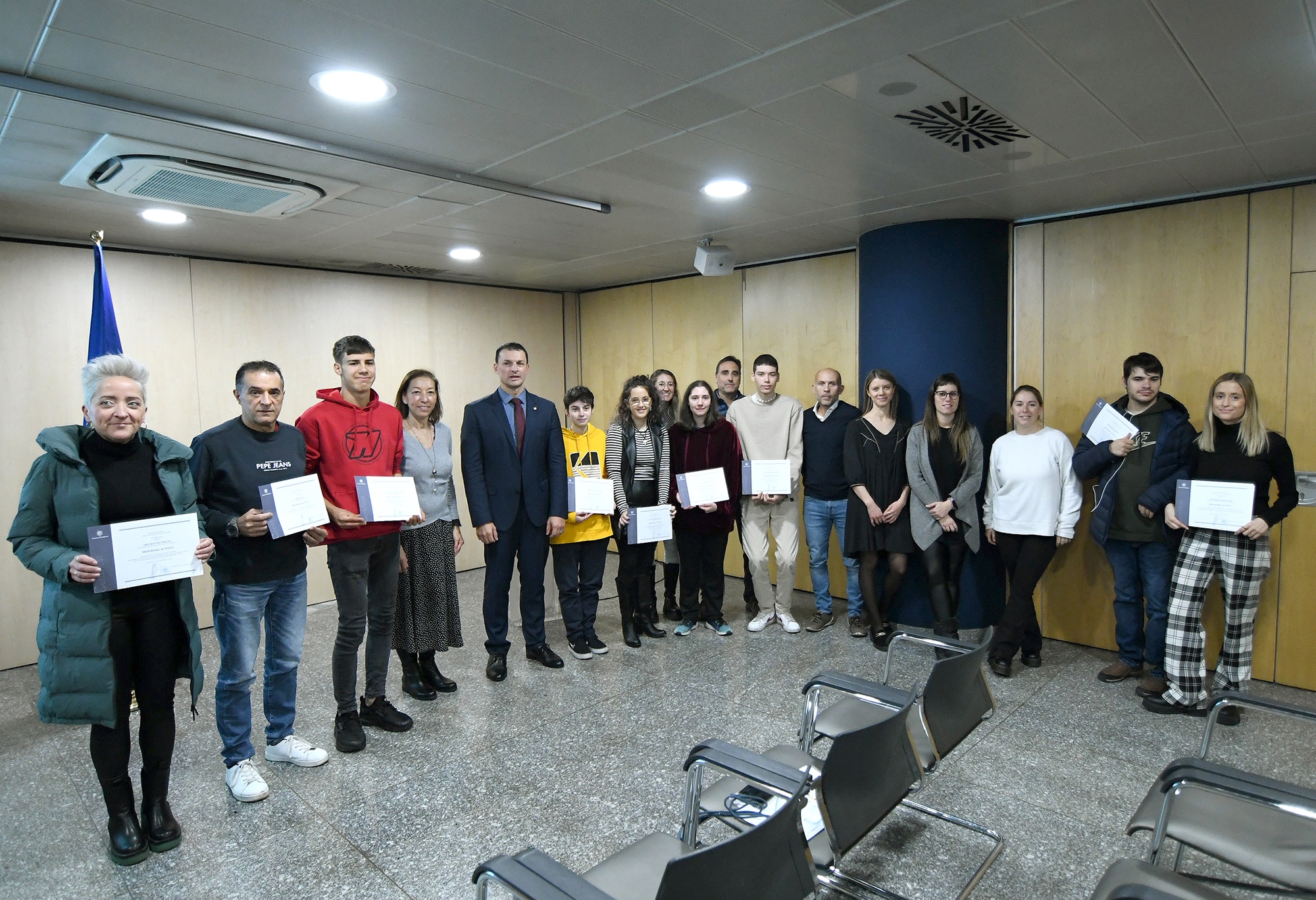 El ministre Jordi Gallardo lliura els certificats del programa ‘Activa’t’, destinat a promoure l’ocupació laboral entre els joves