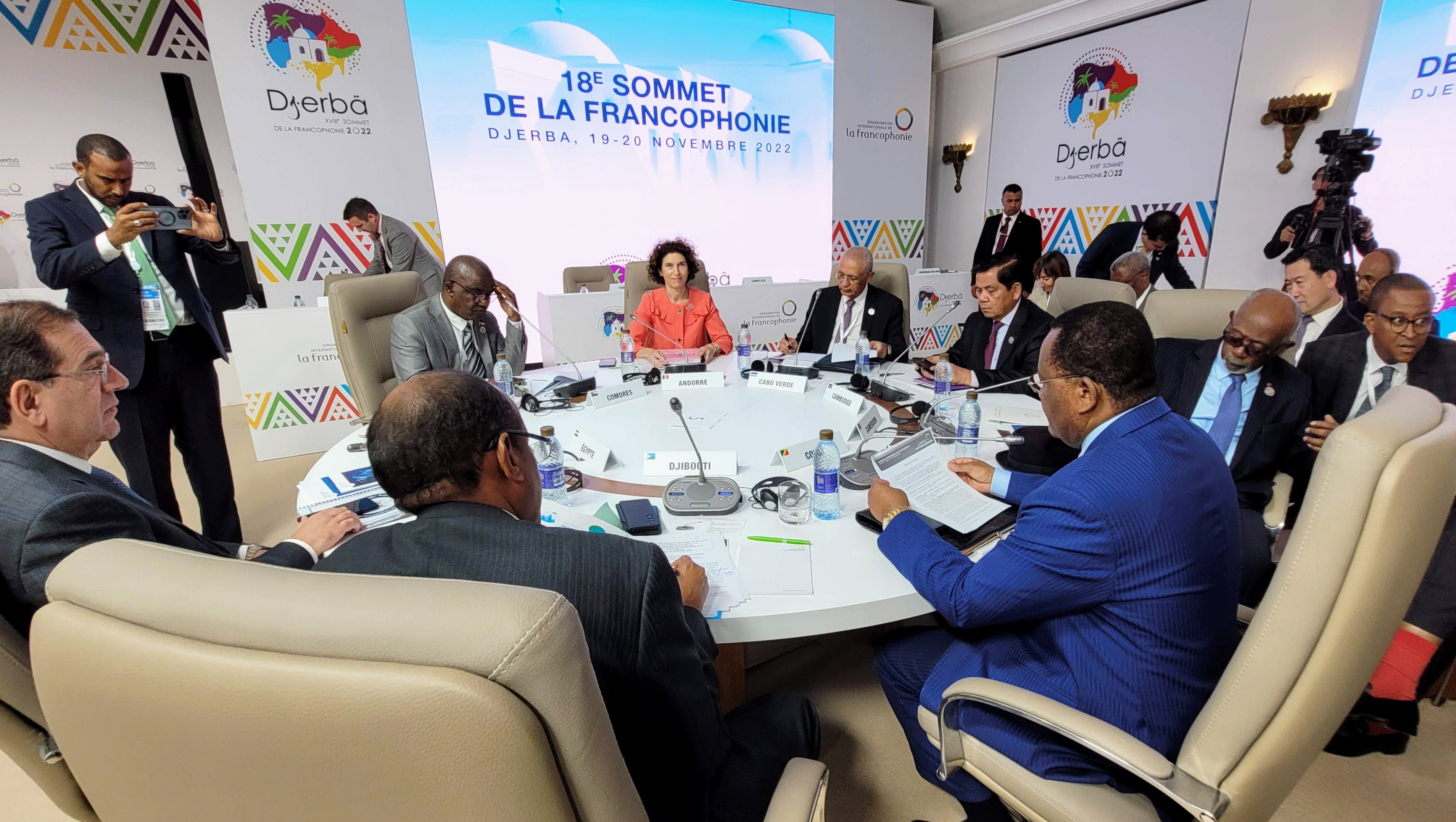 La ministra Ubach modera la primera taula rodona de la 18a Cimera de caps d’Estat i de Govern de la Francofonia