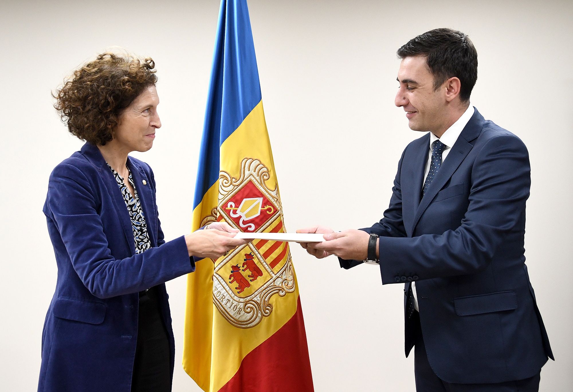 La ministra d’Afers Exteriors, Maria Ubach, rep les còpies d’estil dels ambaixadors de deu països