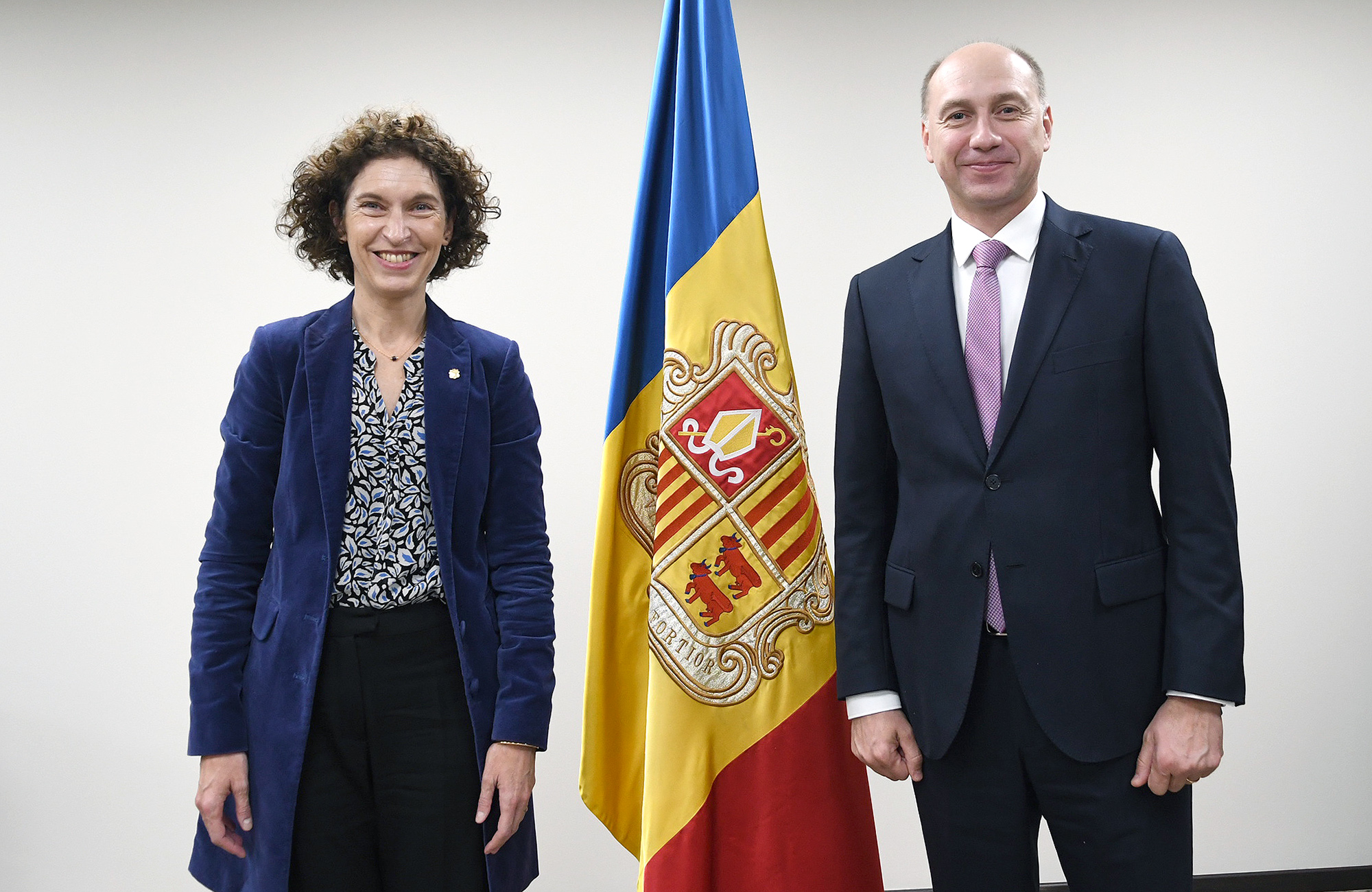 La ministra d’Afers Exteriors, Maria Ubach, rep les còpies d’estil dels ambaixadors de deu països