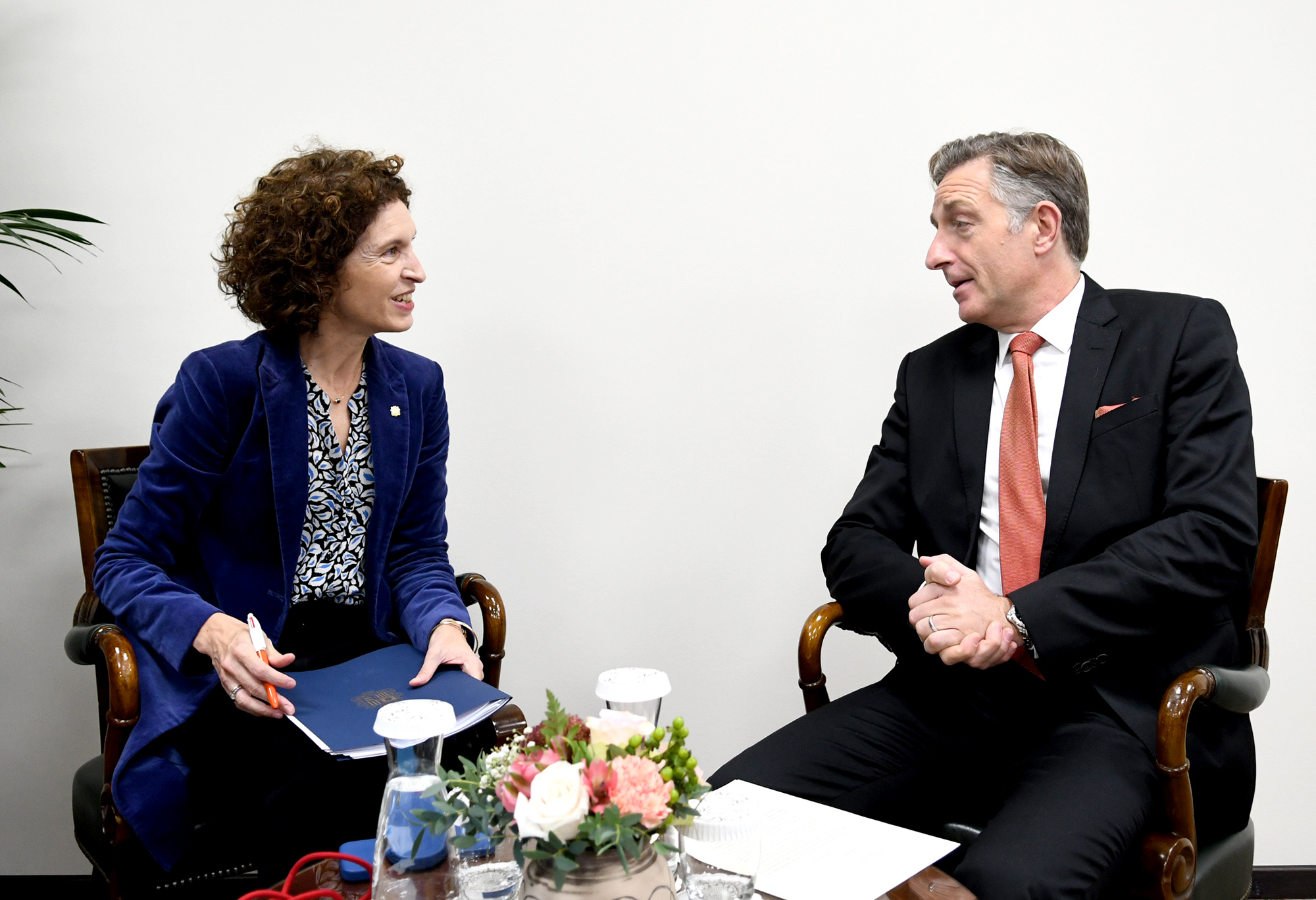 La ministra d’Afers Exteriors, Maria Ubach, rep les còpies d’estil dels ambaixadors de deu països