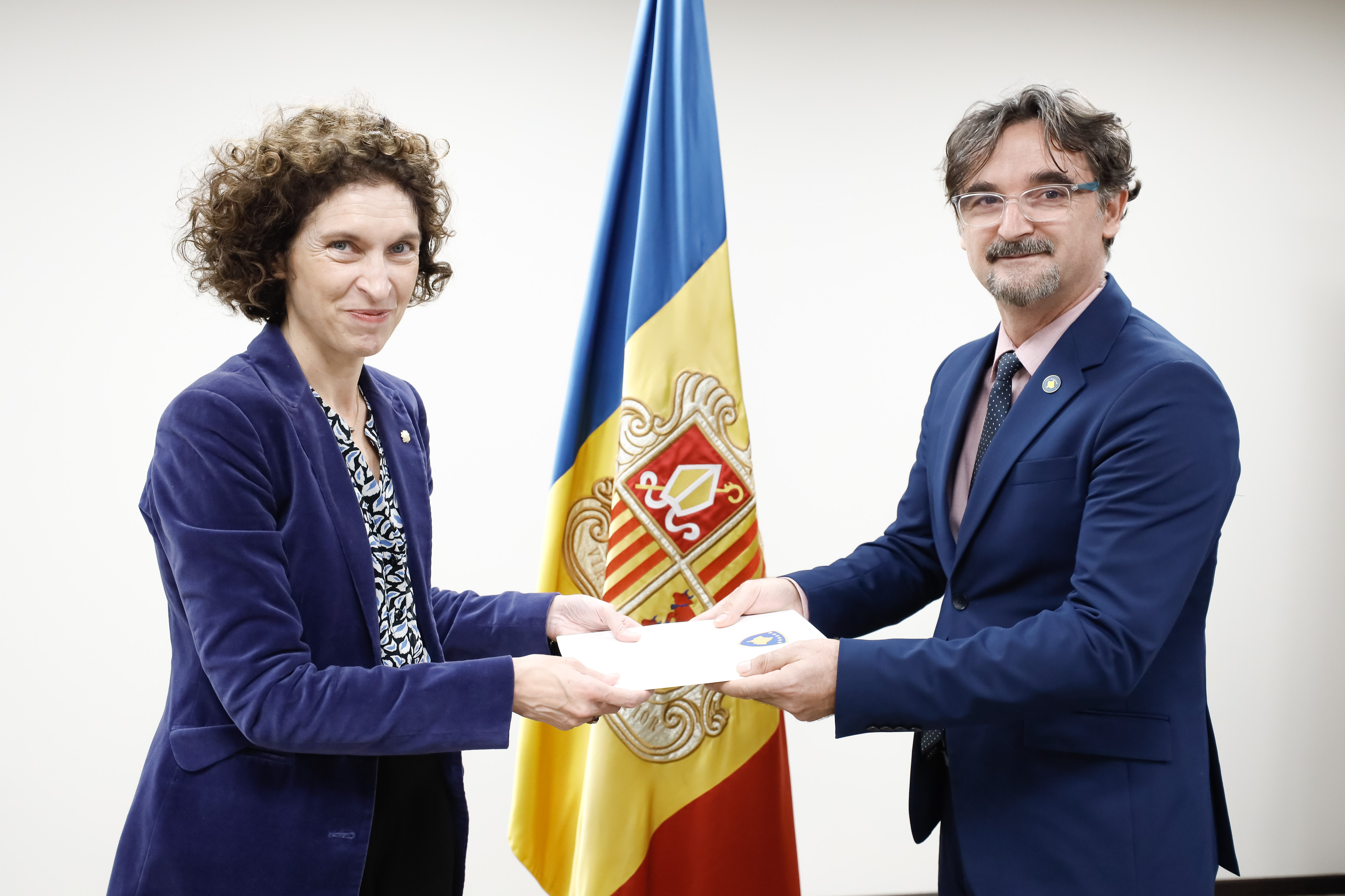 La ministra d’Afers Exteriors, Maria Ubach, rep les còpies d’estil dels ambaixadors de deu països