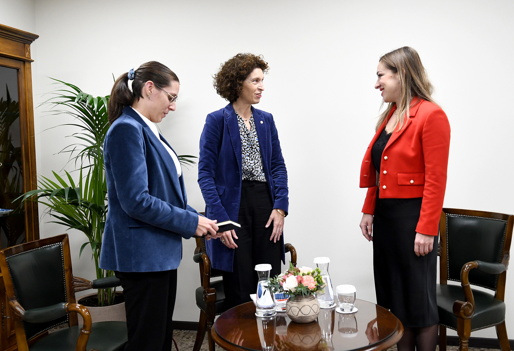 La ministra d’Afers Exteriors, Maria Ubach, rep les còpies d’estil dels ambaixadors de deu països