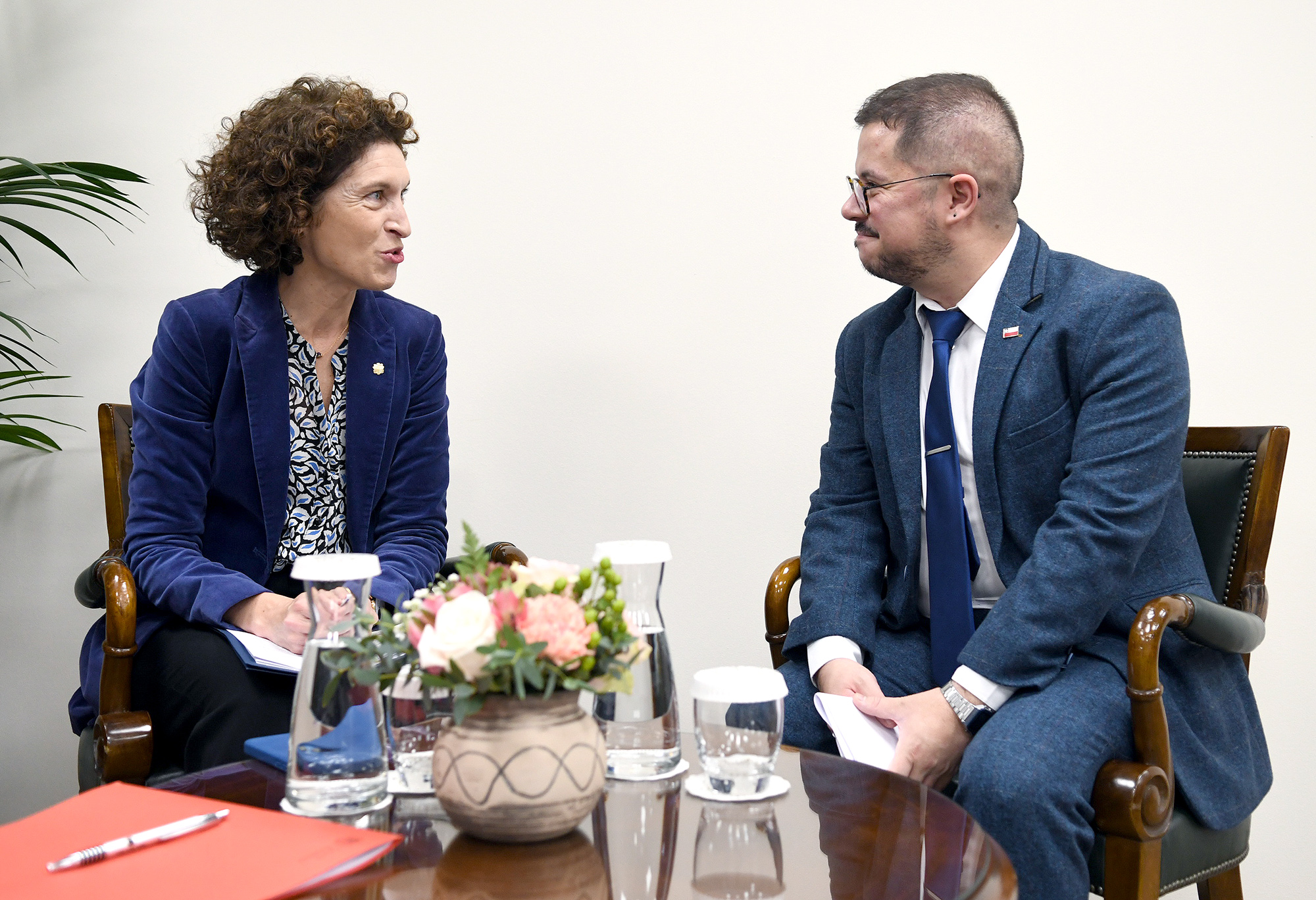La ministra d’Afers Exteriors, Maria Ubach, rep les còpies d’estil dels ambaixadors de deu països