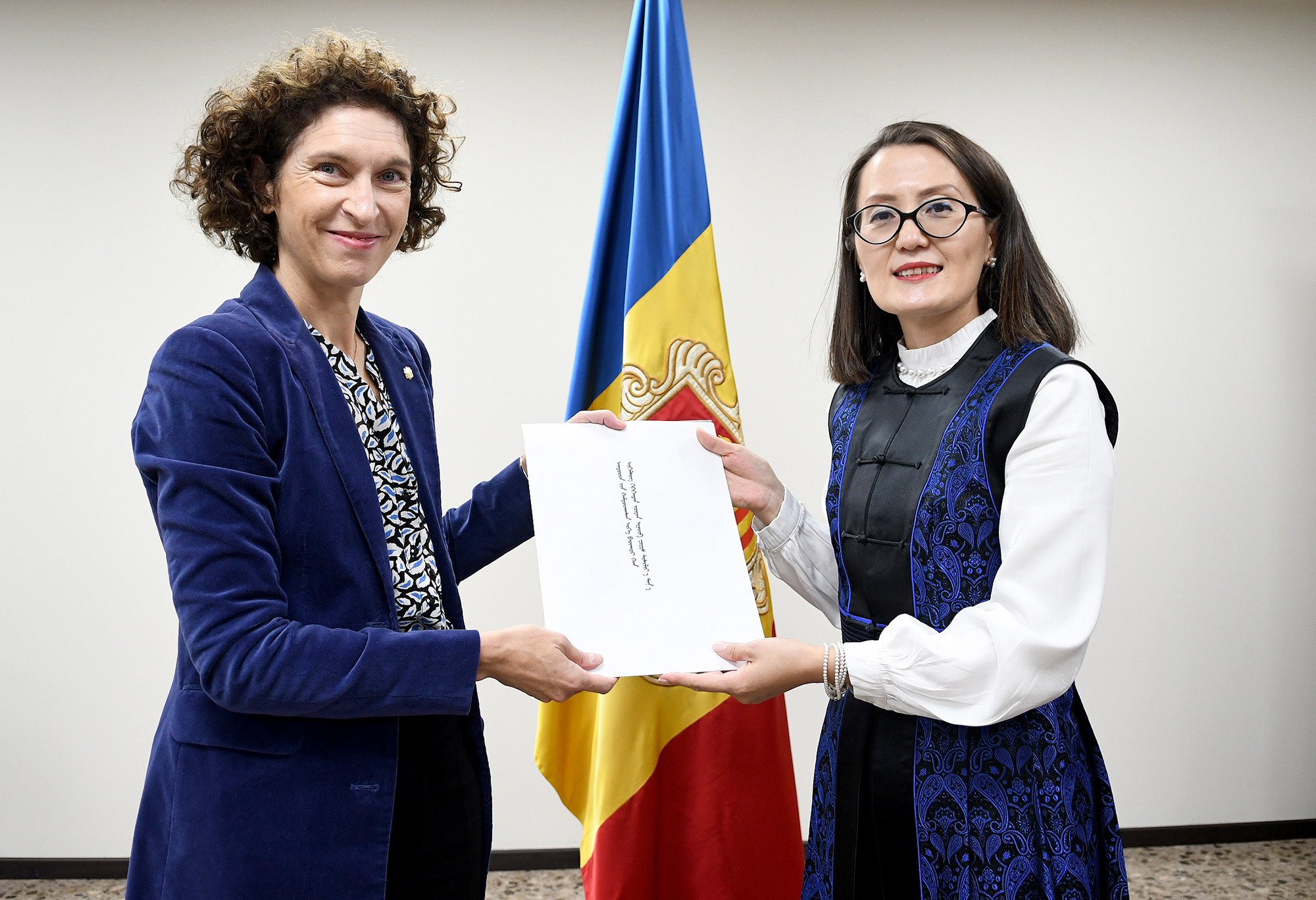 La ministra d’Afers Exteriors, Maria Ubach, rep les còpies d’estil dels ambaixadors de deu països