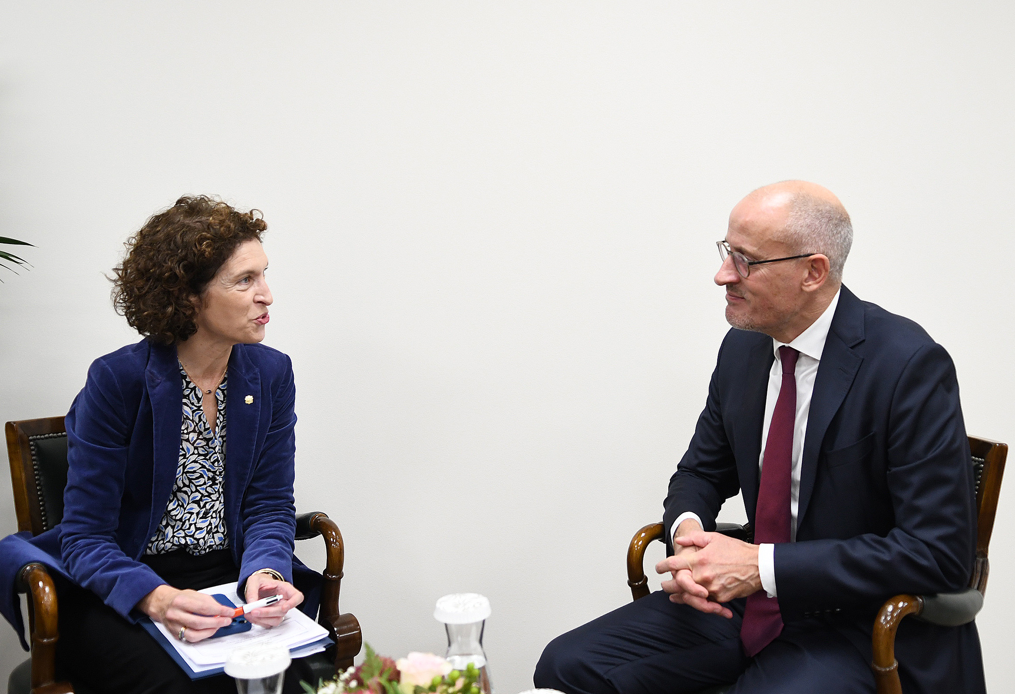 La ministra d’Afers Exteriors, Maria Ubach, rep les còpies d’estil dels ambaixadors de deu països