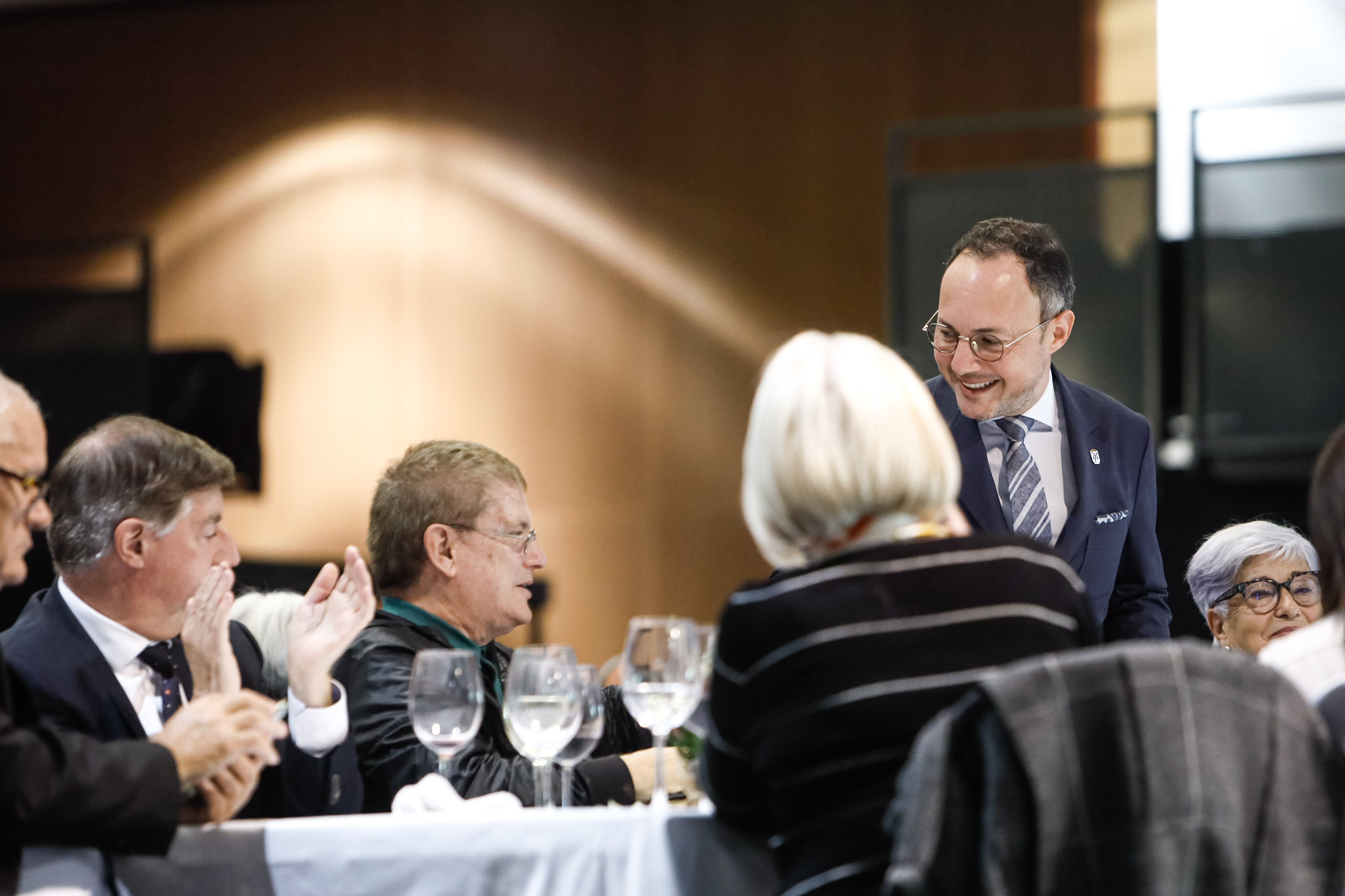 Espot exposa el calendari per donar resposta a les diferents demandes de la gent gran durant la Festa Magna