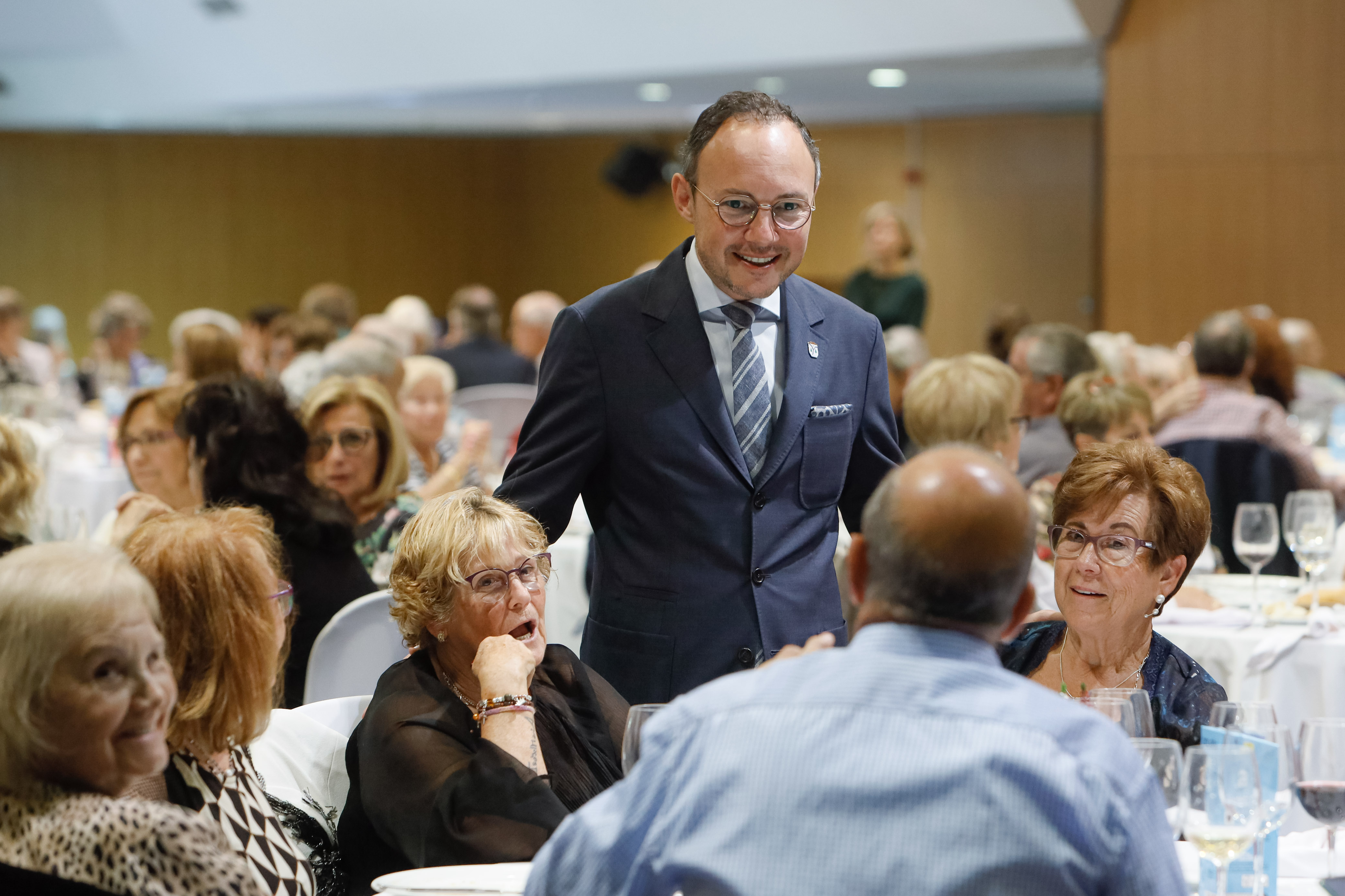 Espot exposa el calendari per donar resposta a les diferents demandes de la gent gran durant la Festa Magna