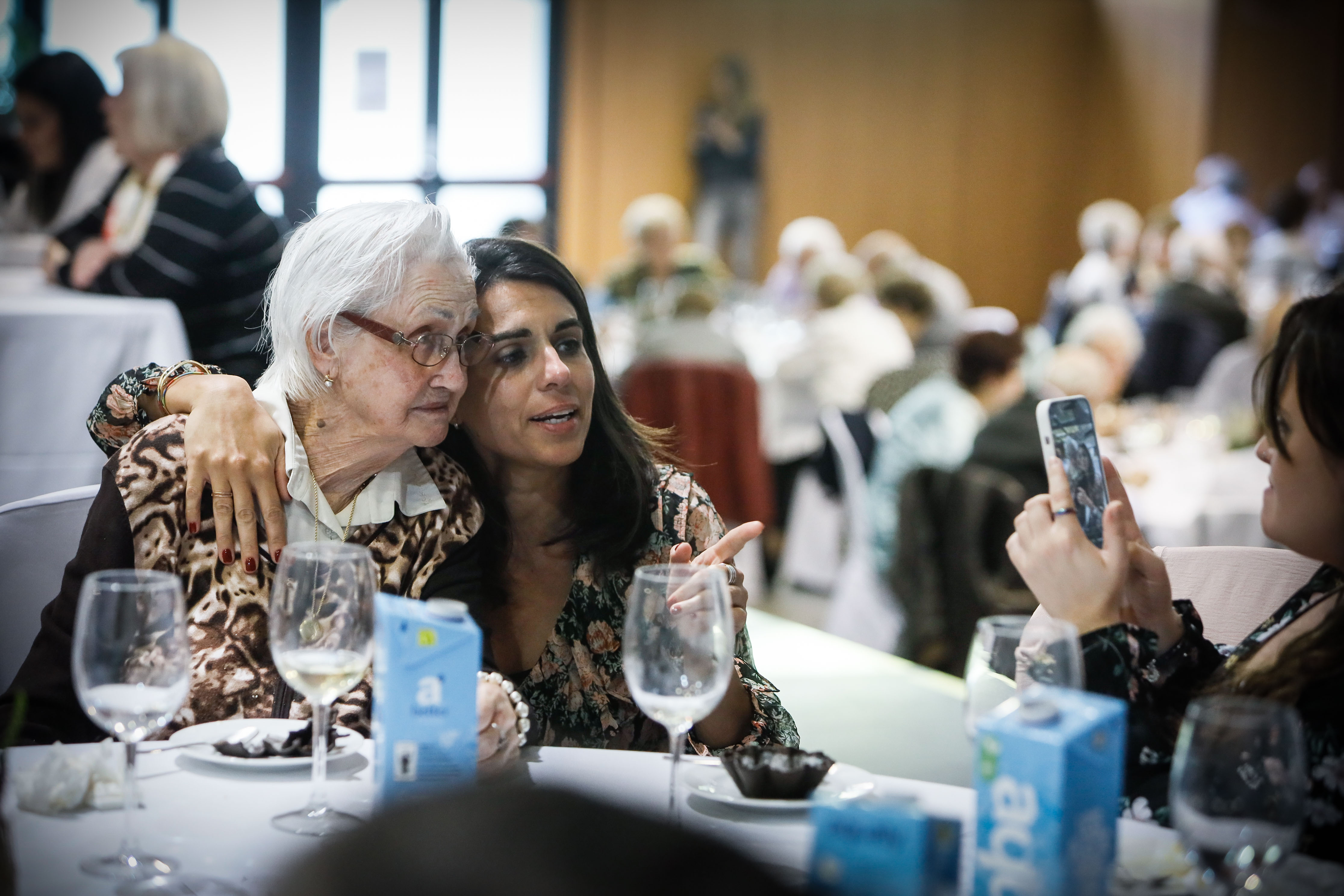 Espot exposa el calendari per donar resposta a les diferents demandes de la gent gran durant la Festa Magna