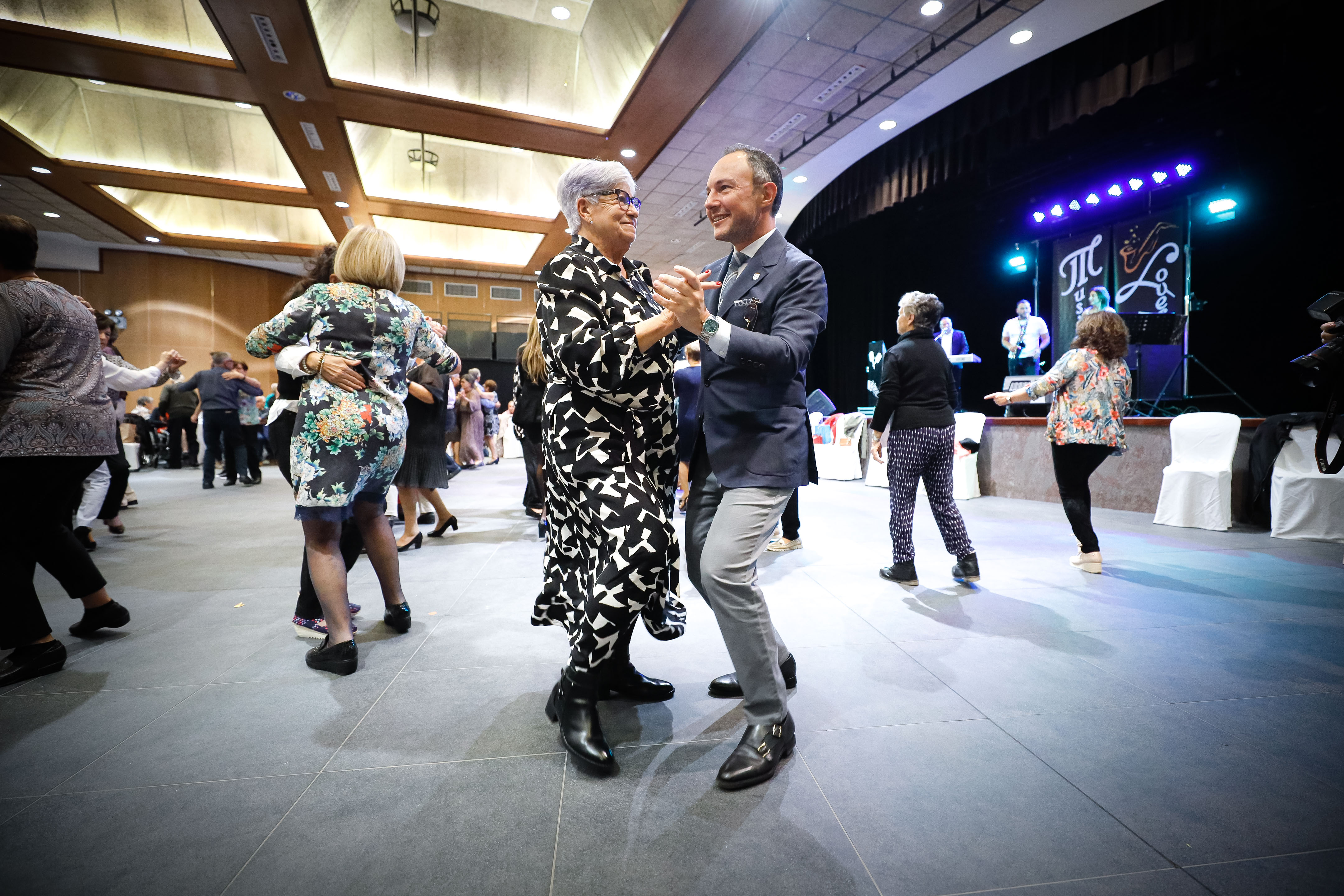 Espot exposa el calendari per donar resposta a les diferents demandes de la gent gran durant la Festa Magna