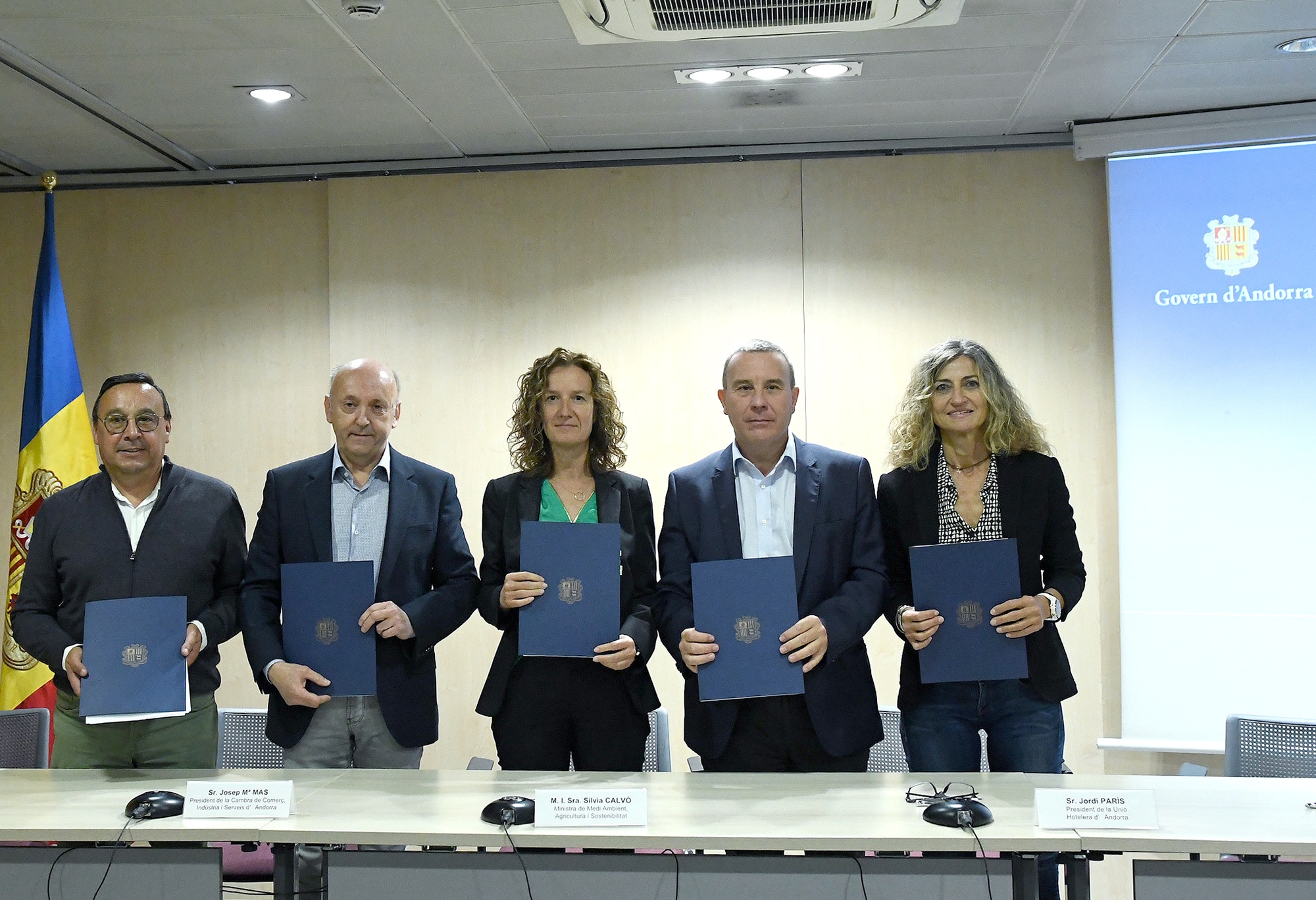 El Govern i el sector empresarial signen un conveni de col·laboració per establir mesures d’estalvi energètic