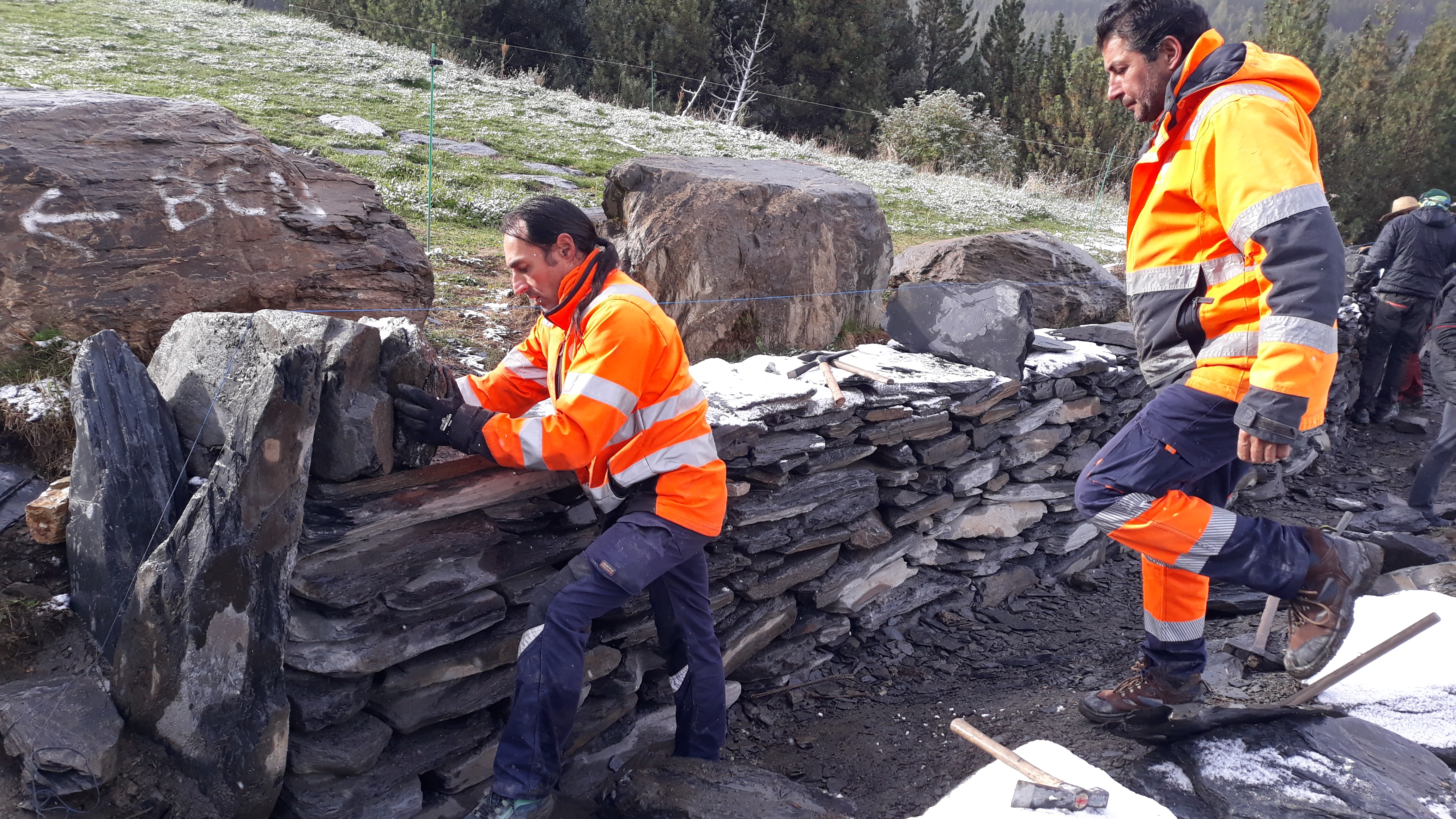 La nova edició del curs de pedra seca permet construir un mur de partió a la zona del Forn de Canillo