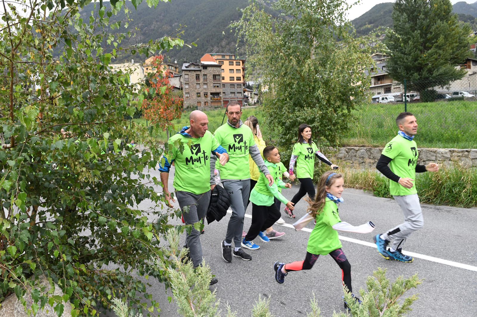 Més de 2.700 persones participen en les marxes simultànies arreu de les parròquies per impulsar l’activitat física i saludable