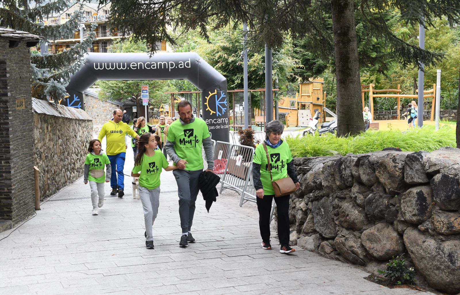 Més de 2.700 persones participen en les marxes simultànies arreu de les parròquies per impulsar l’activitat física i saludable