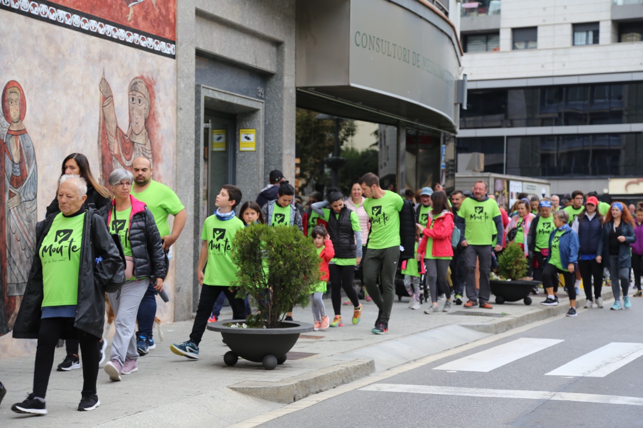 Més de 2.700 persones participen en les marxes simultànies arreu de les parròquies per impulsar l’activitat física i saludable