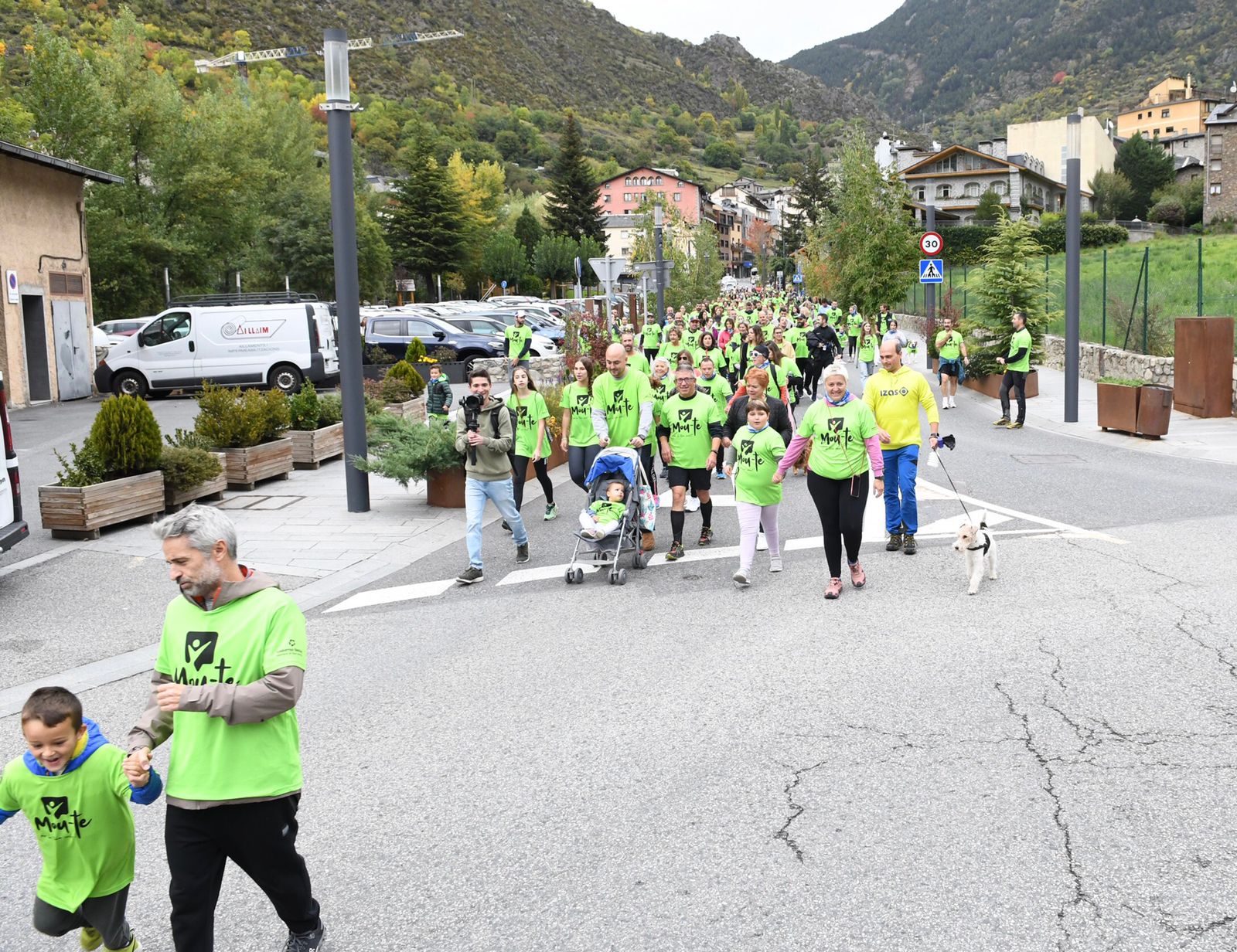 Més de 2.700 persones participen en les marxes simultànies arreu de les parròquies per impulsar l’activitat física i saludable