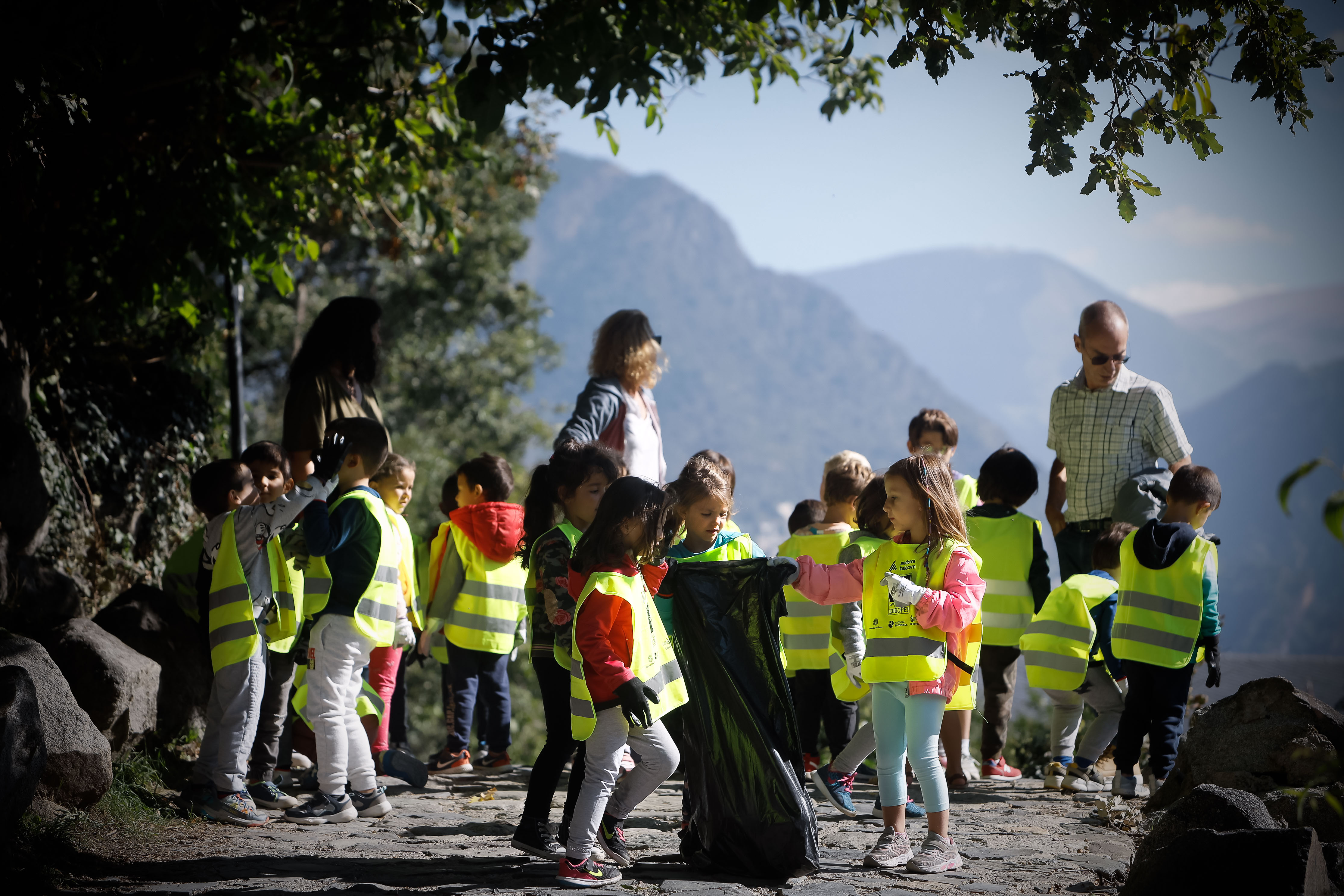 Calvó i Vilarrubla presenten l’Estratègia d’Educació Ambiental per impulsar patis més verds i camins d’anada a l’escola segurs i educatius