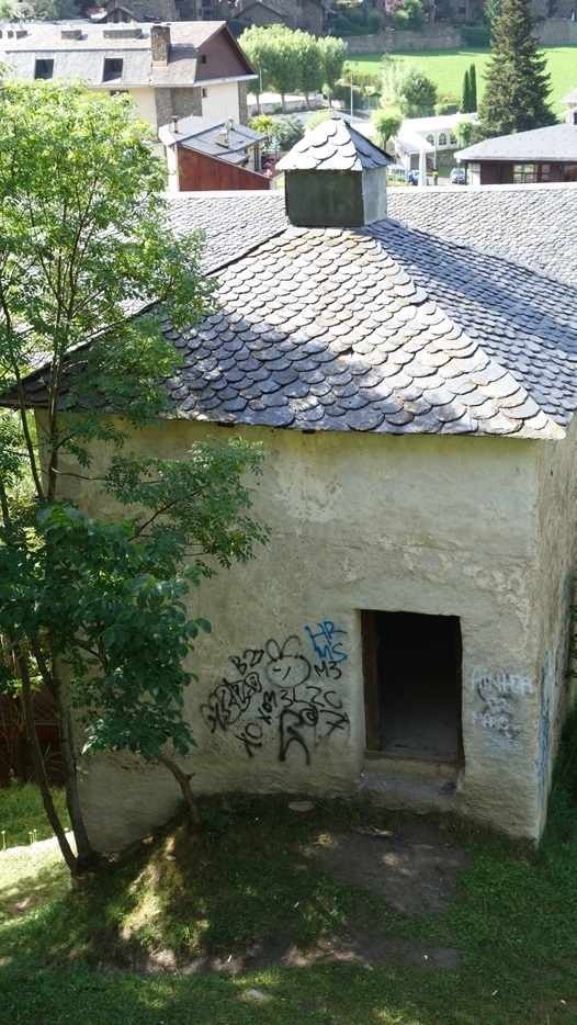 Patrimoni denuncia i condemna actes vandàlics al colomer de Casa Areny-Plandolit i a Sant Serni de Nagol