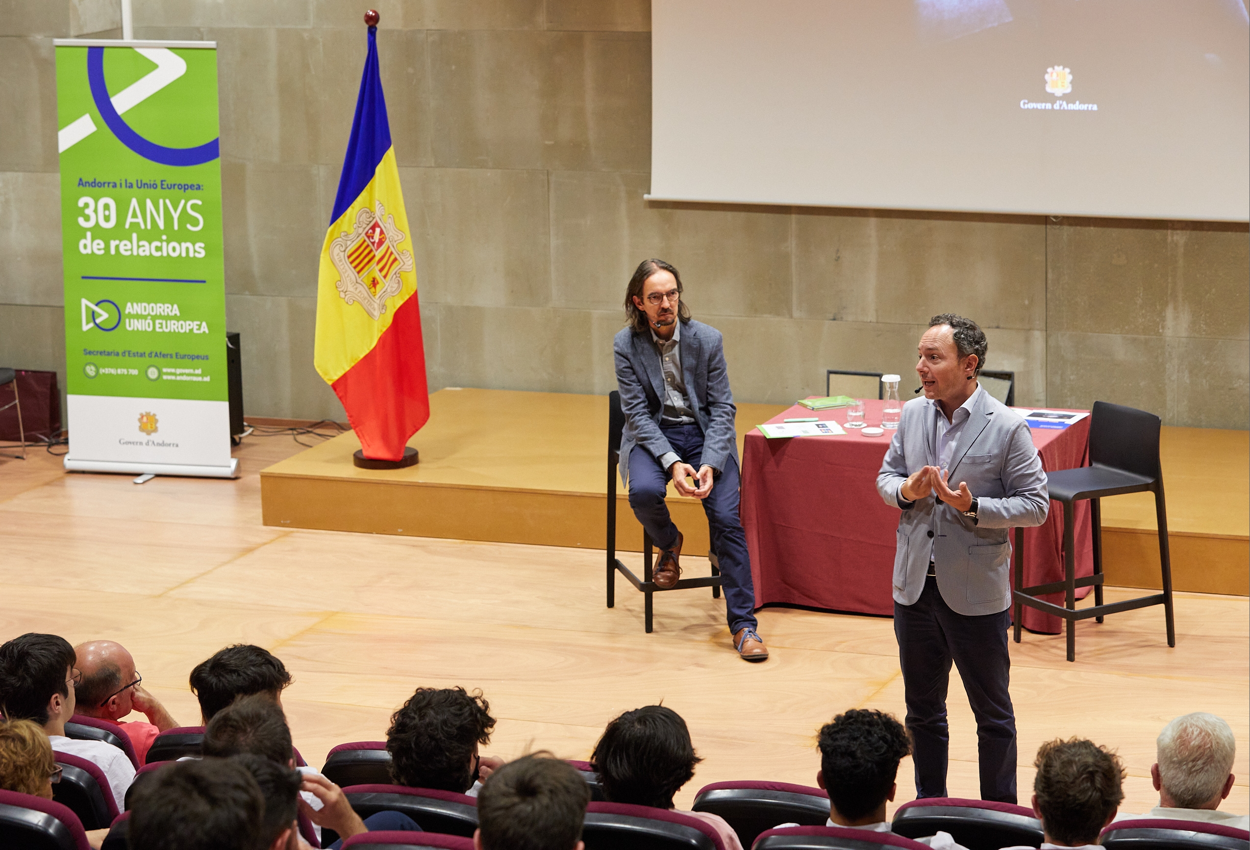 Espot i Riba conversen amb el joves en relació a les oportunitats que els pot brindar un futur Acord d’associació amb la UE