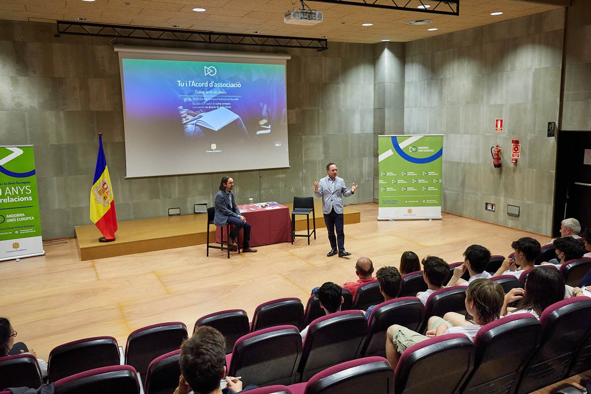 Espot i Riba conversen amb el joves en relació a les oportunitats que els pot brindar un futur Acord d’associació amb la UE