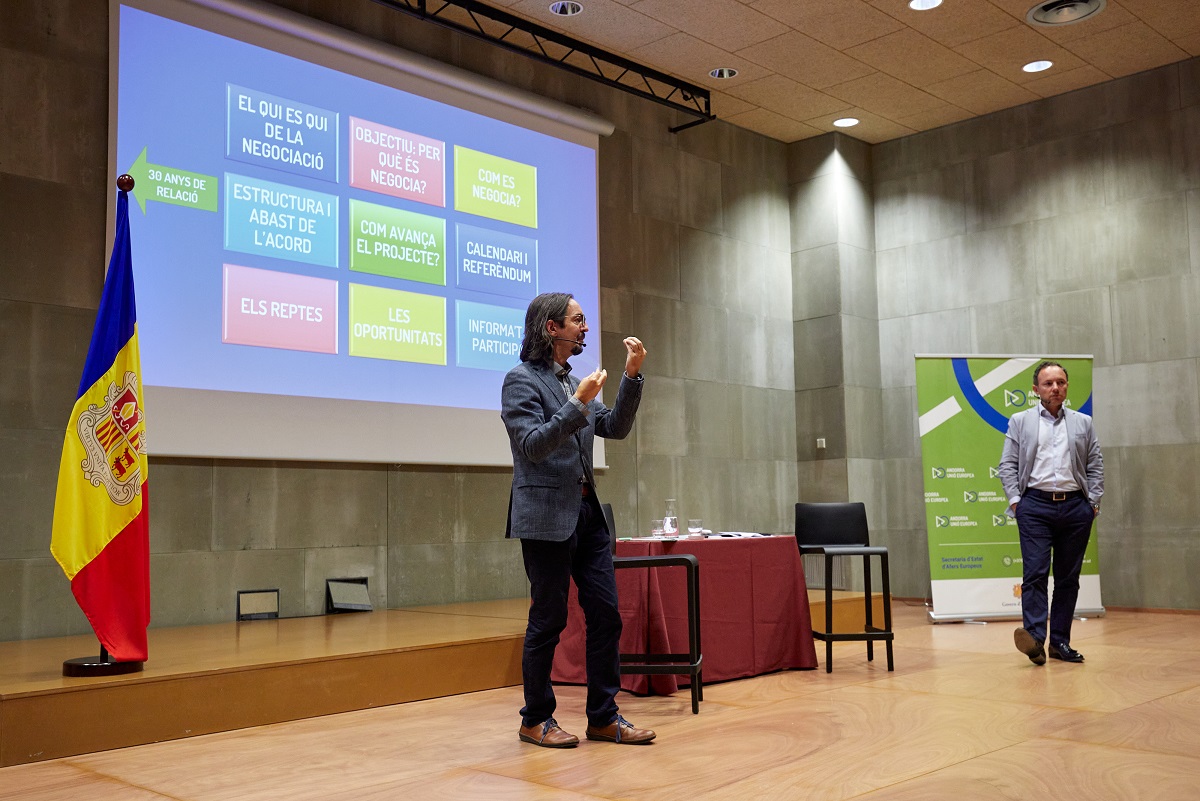 Espot i Riba conversen amb el joves en relació a les oportunitats que els pot brindar un futur Acord d’associació amb la UE