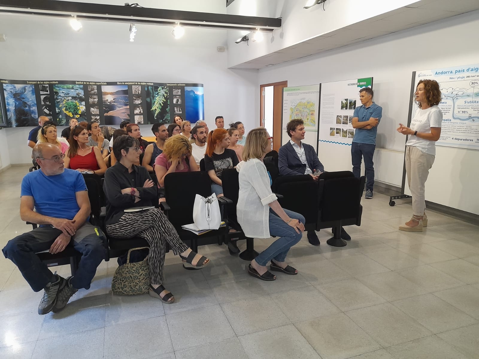 Voluntaris de les associacions de protecció dels animals es formen en el maneig de gossos perillosos