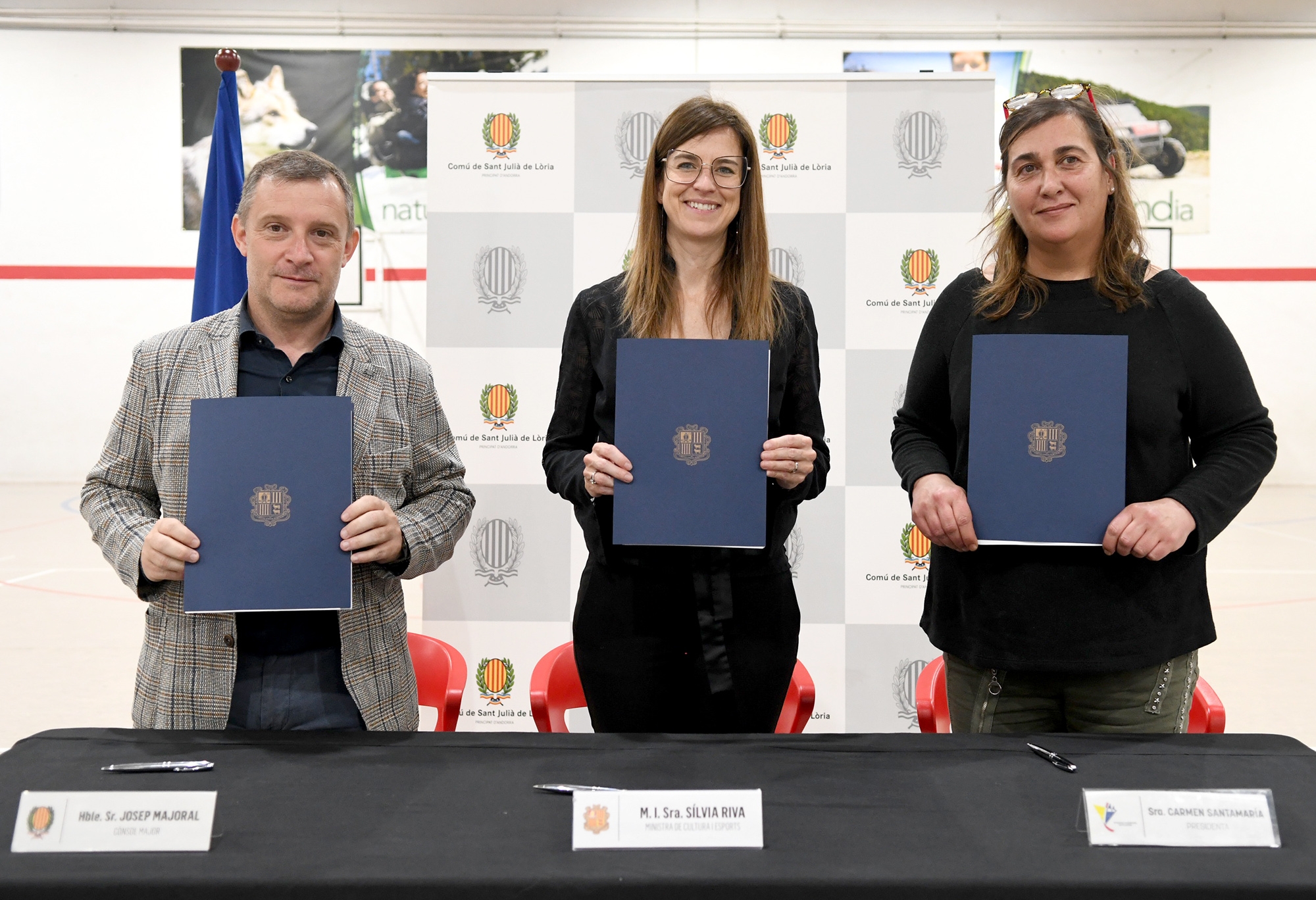 El Govern subvenciona la instal·lació d’una pista de parquet per a la pràctica de l’hoquei patins i patinatge artístic al Centre Esportiu de Sant Julià de Lòria