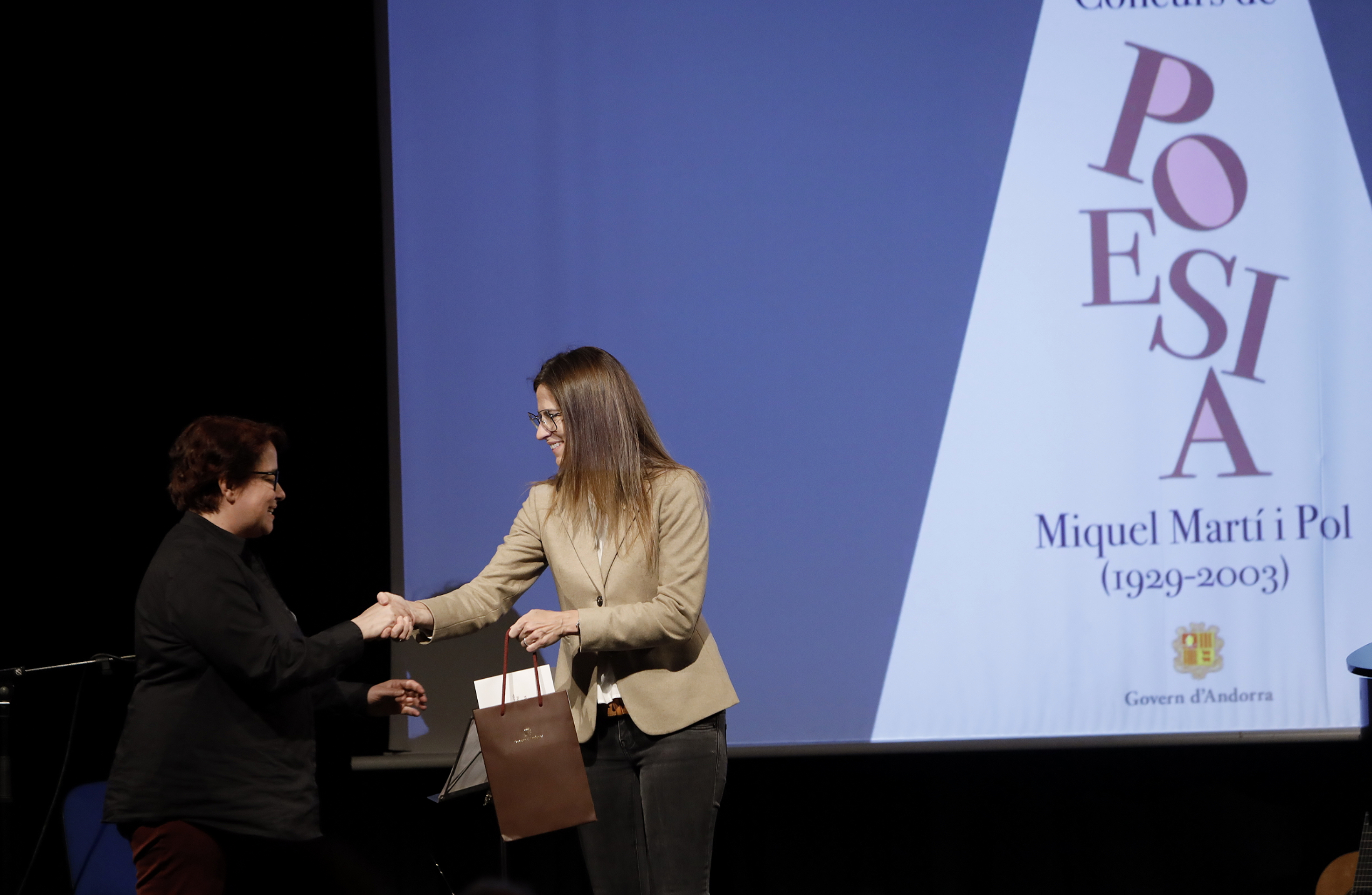 El 25è Concurs de poesia Miquel Martí i Pol premia ‘Pedra, paper, tisora’ en la categoria Recull i ‘La versió més íntima de nosaltres’ en la categoria Poema