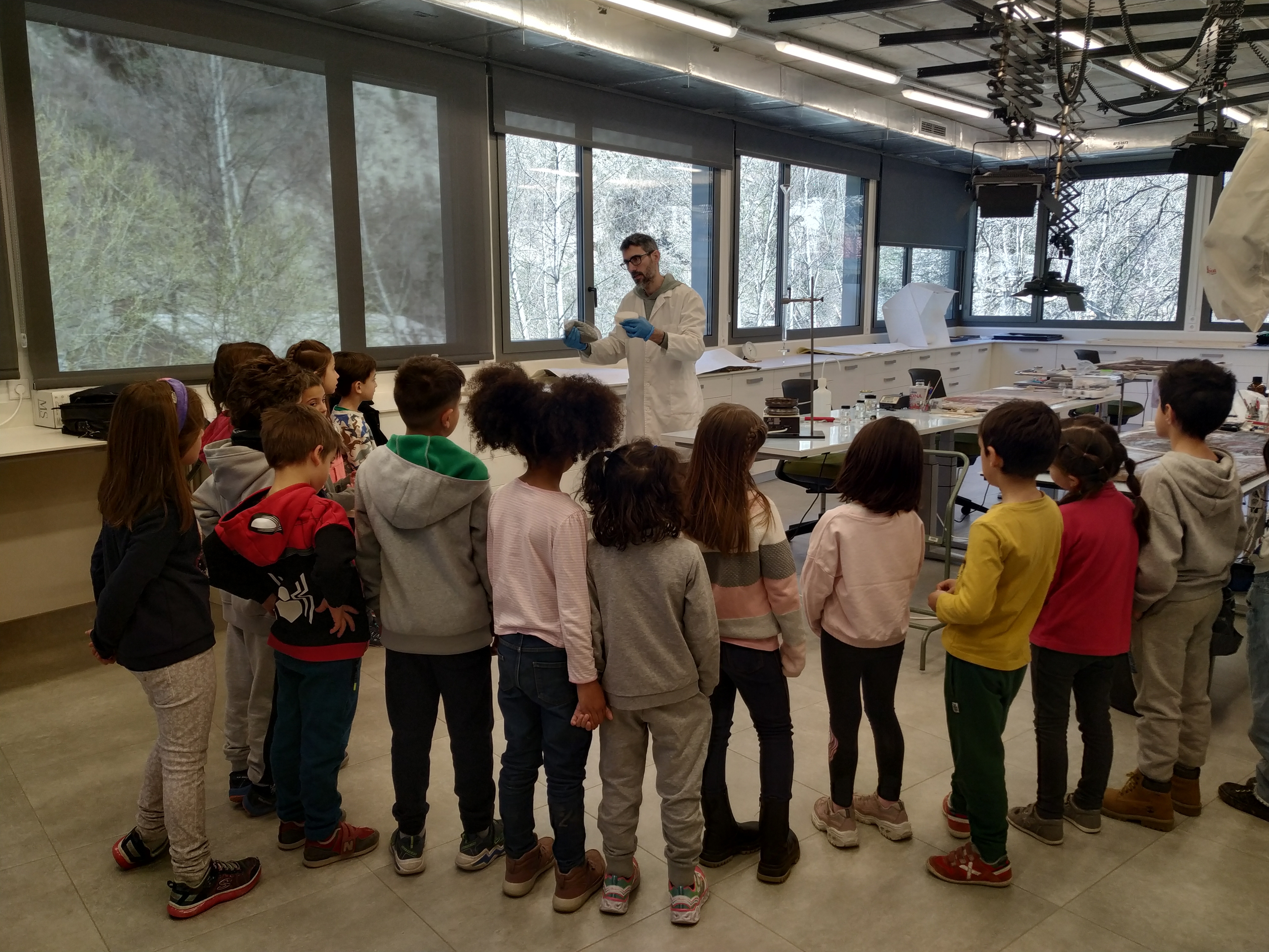 150 alumnes de Primera Ensenyança visiten la Biblioteca Nacional i el taller i laboratori de restauració de béns mobles