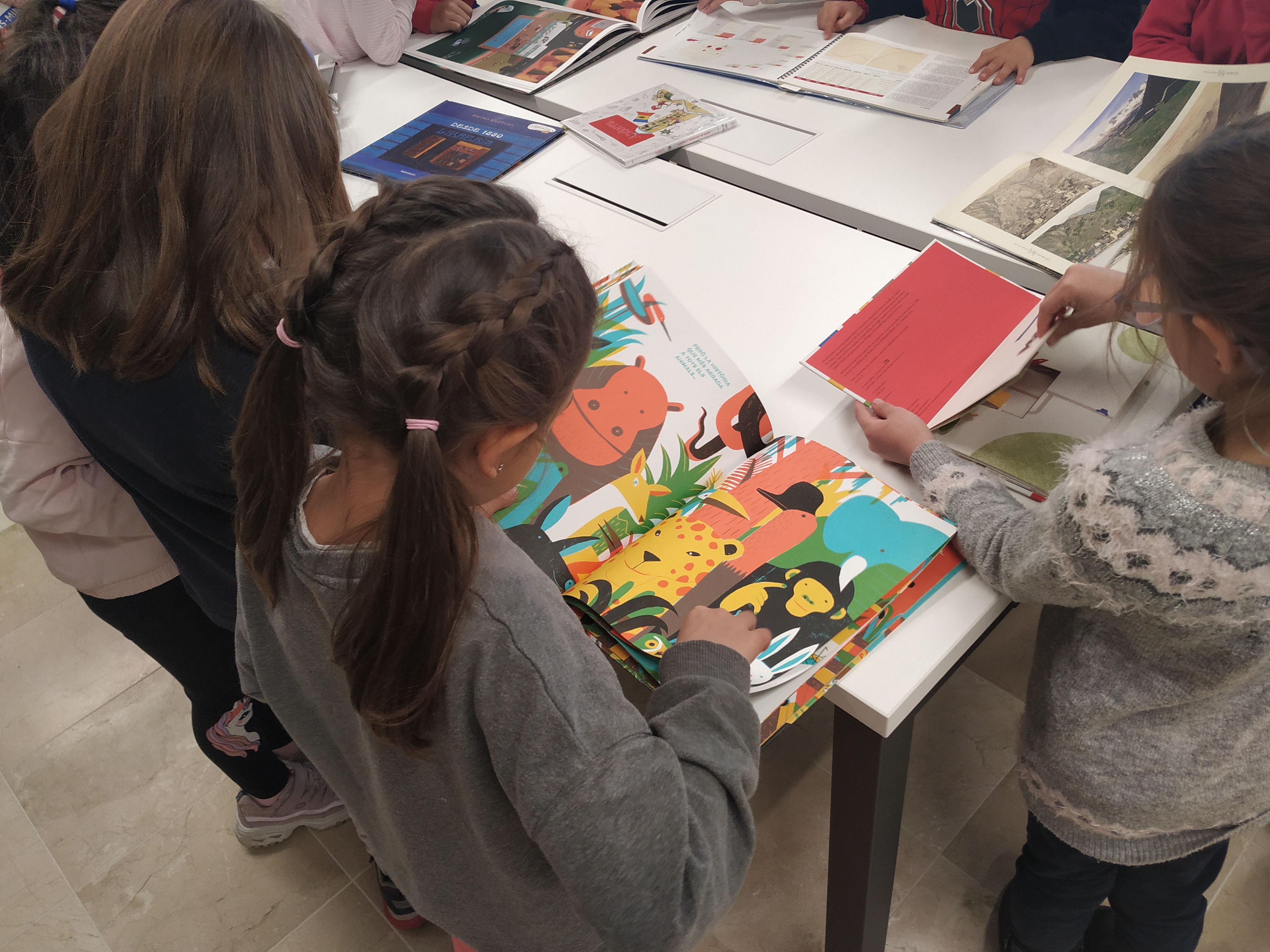 150 alumnes de Primera Ensenyança visiten la Biblioteca Nacional i el taller i laboratori de restauració de béns mobles