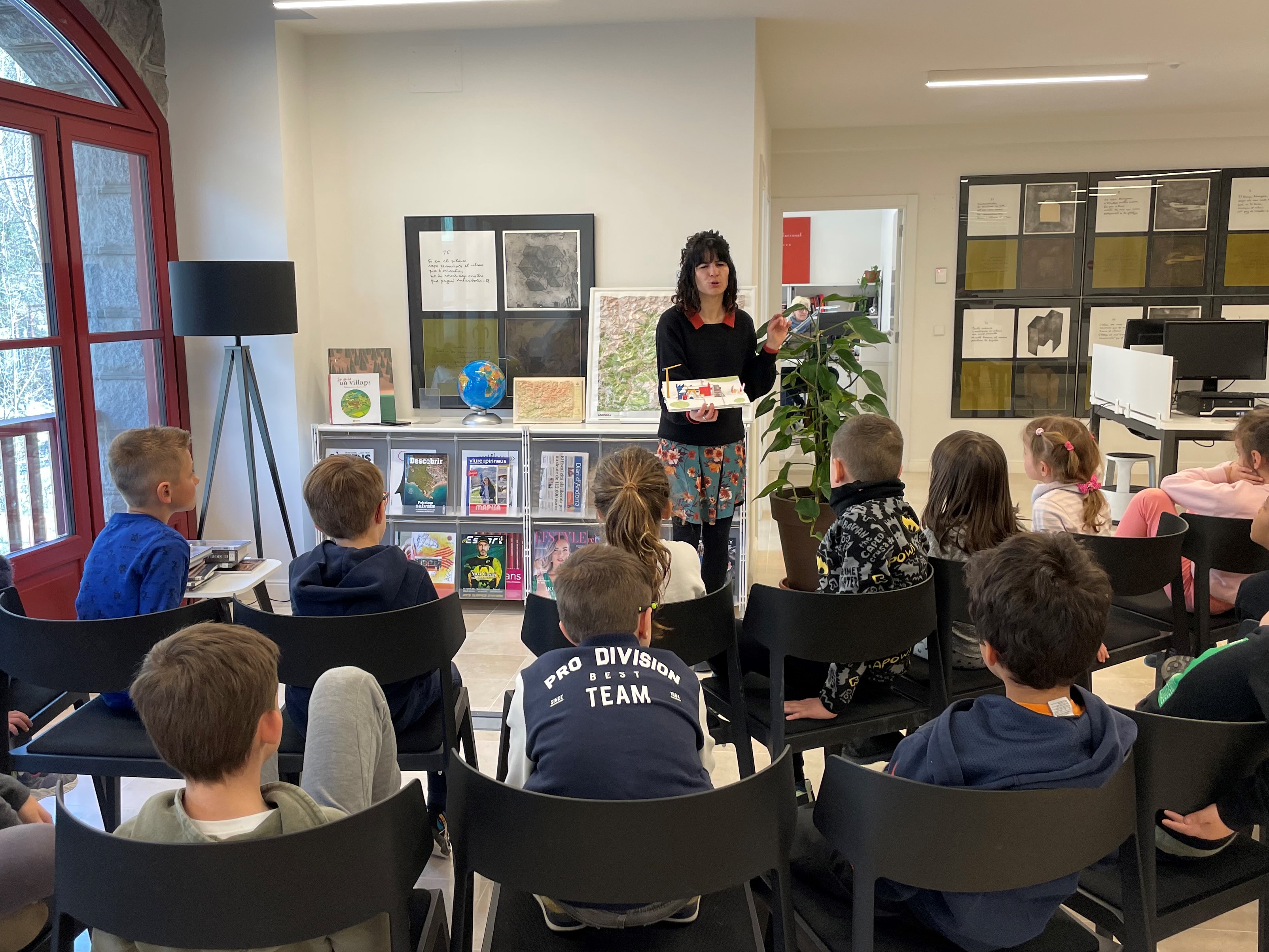 150 alumnes de Primera Ensenyança visiten la Biblioteca Nacional i el taller i laboratori de restauració de béns mobles