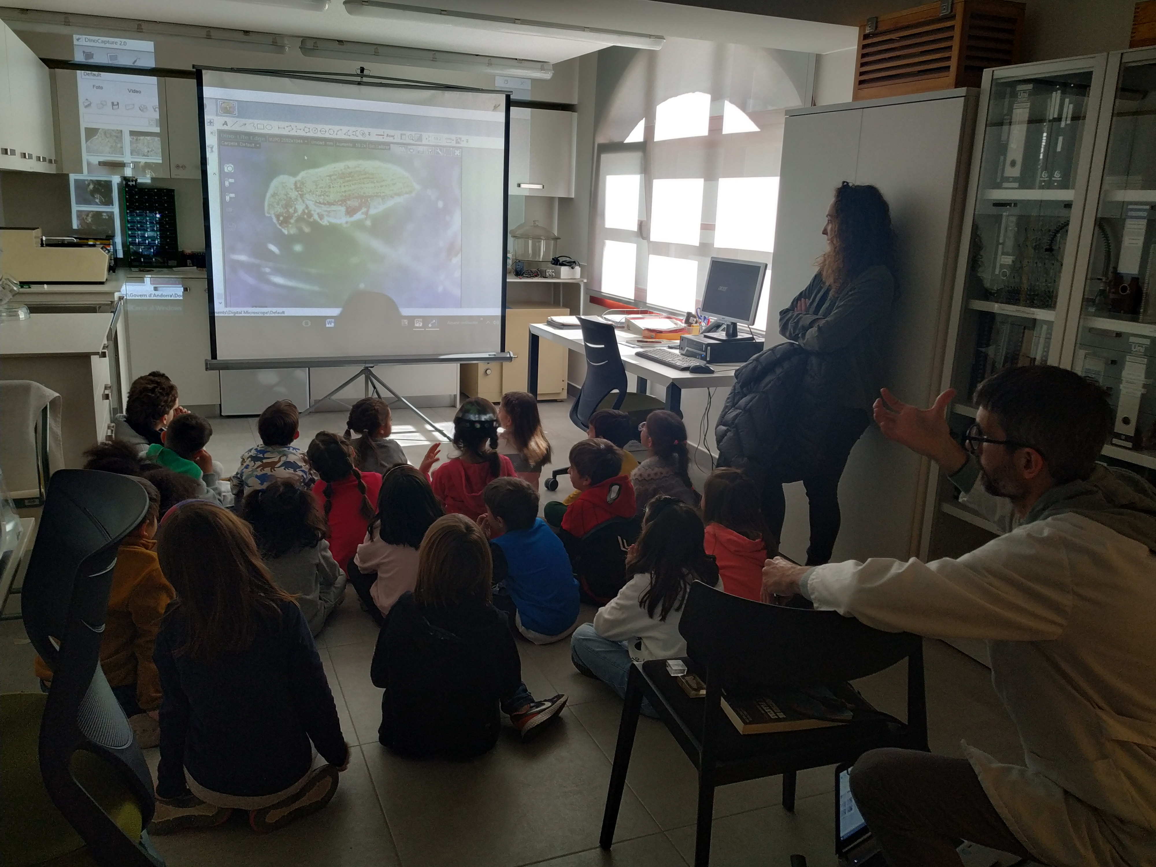 150 alumnes de Primera Ensenyança visiten la Biblioteca Nacional i el taller i laboratori de restauració de béns mobles