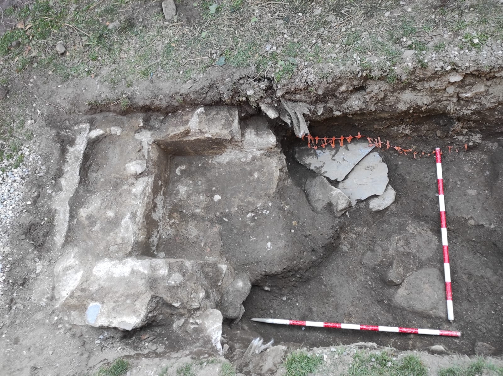 Troballa arqueològica de dues tombes a l’entorn de l’església de Santa Coloma