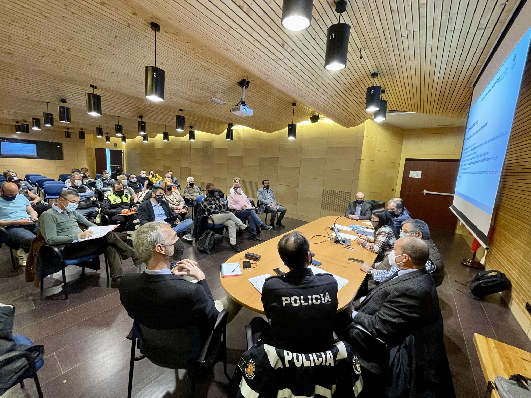 Una trentena de participants en la reunió postpandèmia de la Taula transversal de l'oci nocturn del Pas de la Casa