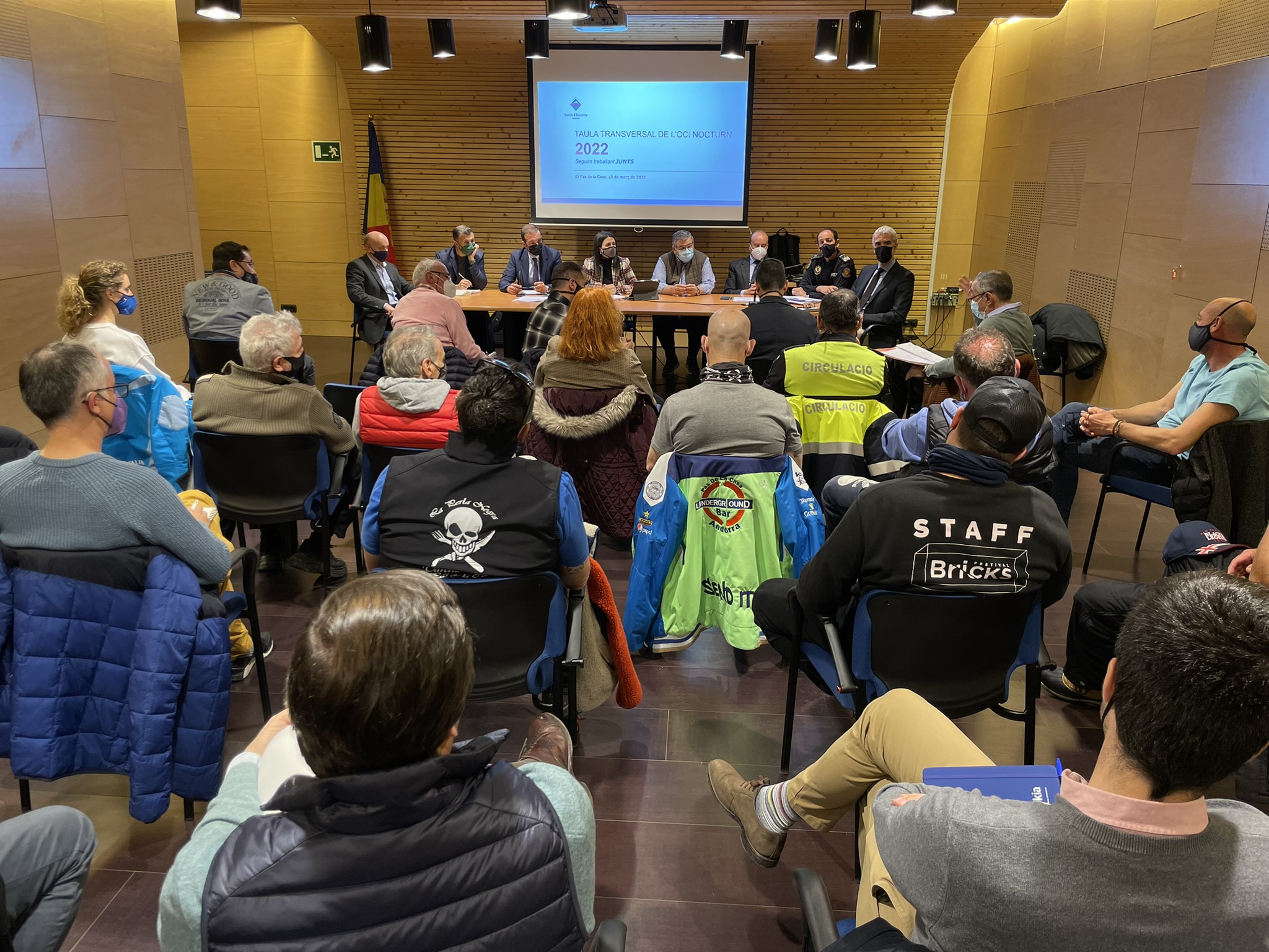 Una trentena de participants en la reunió postpandèmia de la Taula transversal de l'oci nocturn del Pas de la Casa