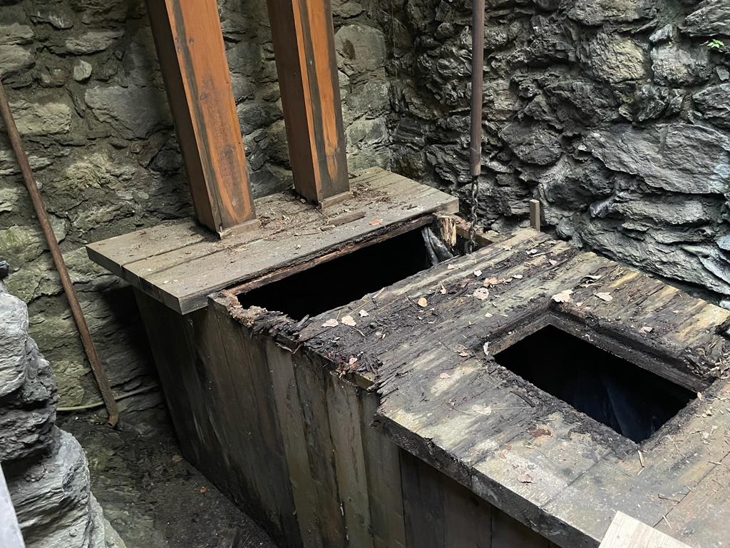 La rehabilitació de la maquinària històrica de la Farga Rossell avança amb la reparació del soc masser del martinet