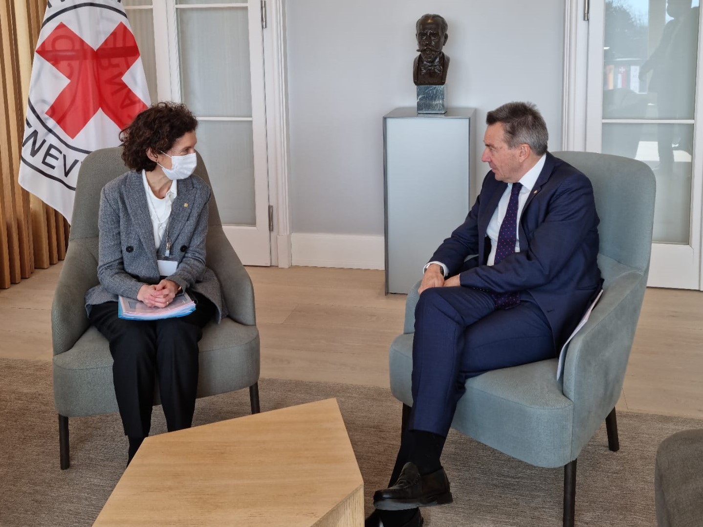 Ubach es reuneix amb la directora general de l’ONU Ginebra i amb el president del Comitè Internacional de Creu Roja