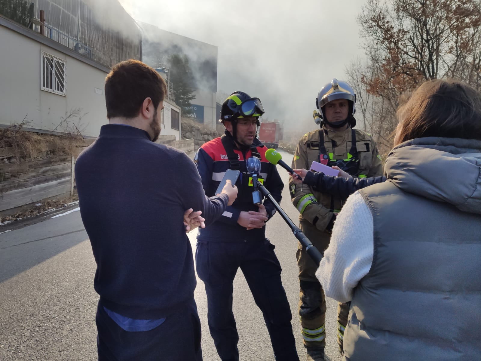 Els Bombers extingeixen un incendi a una nau industrial a la Comella
