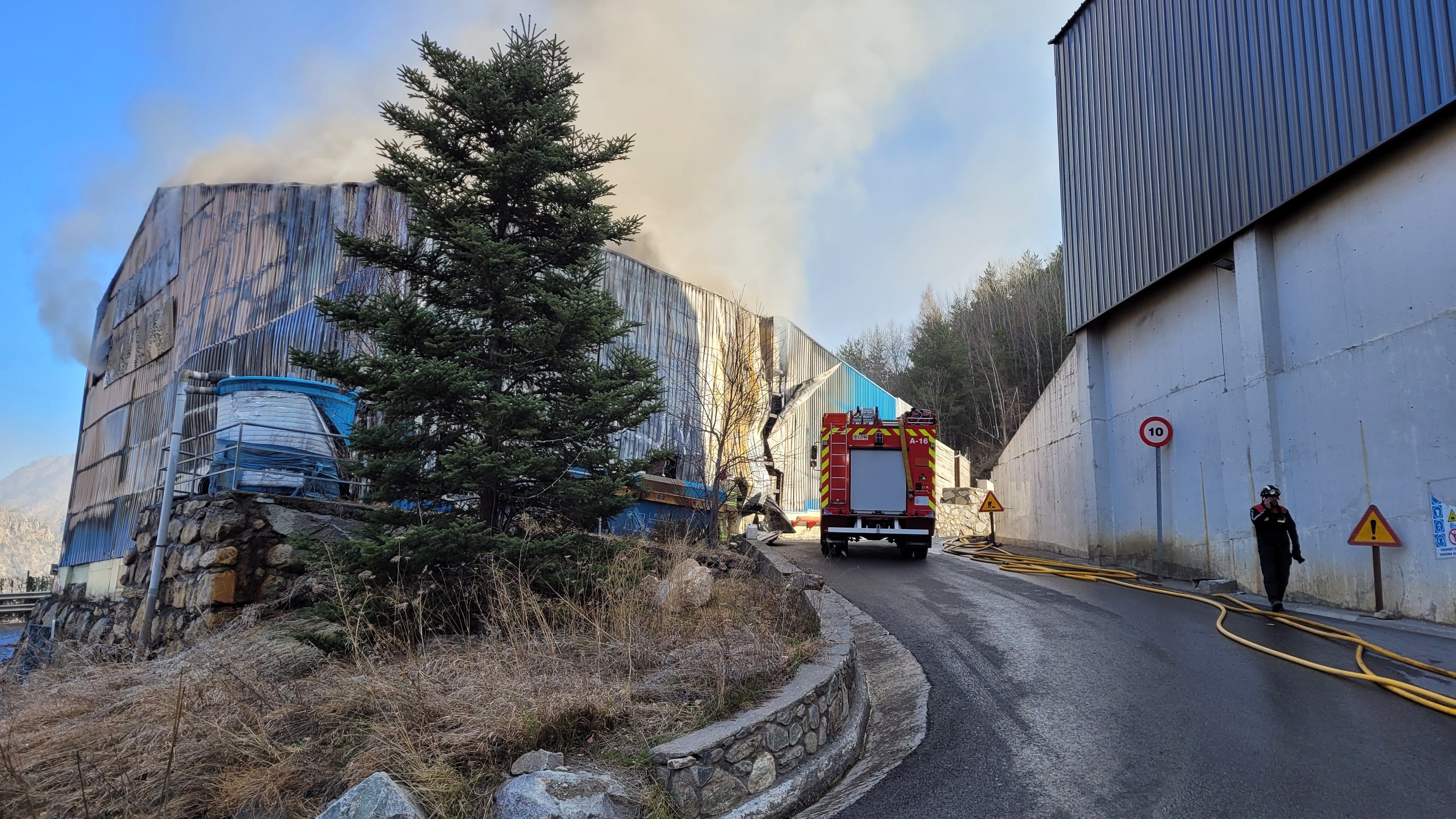 Els Bombers extingeixen un incendi a una nau industrial a la Comella