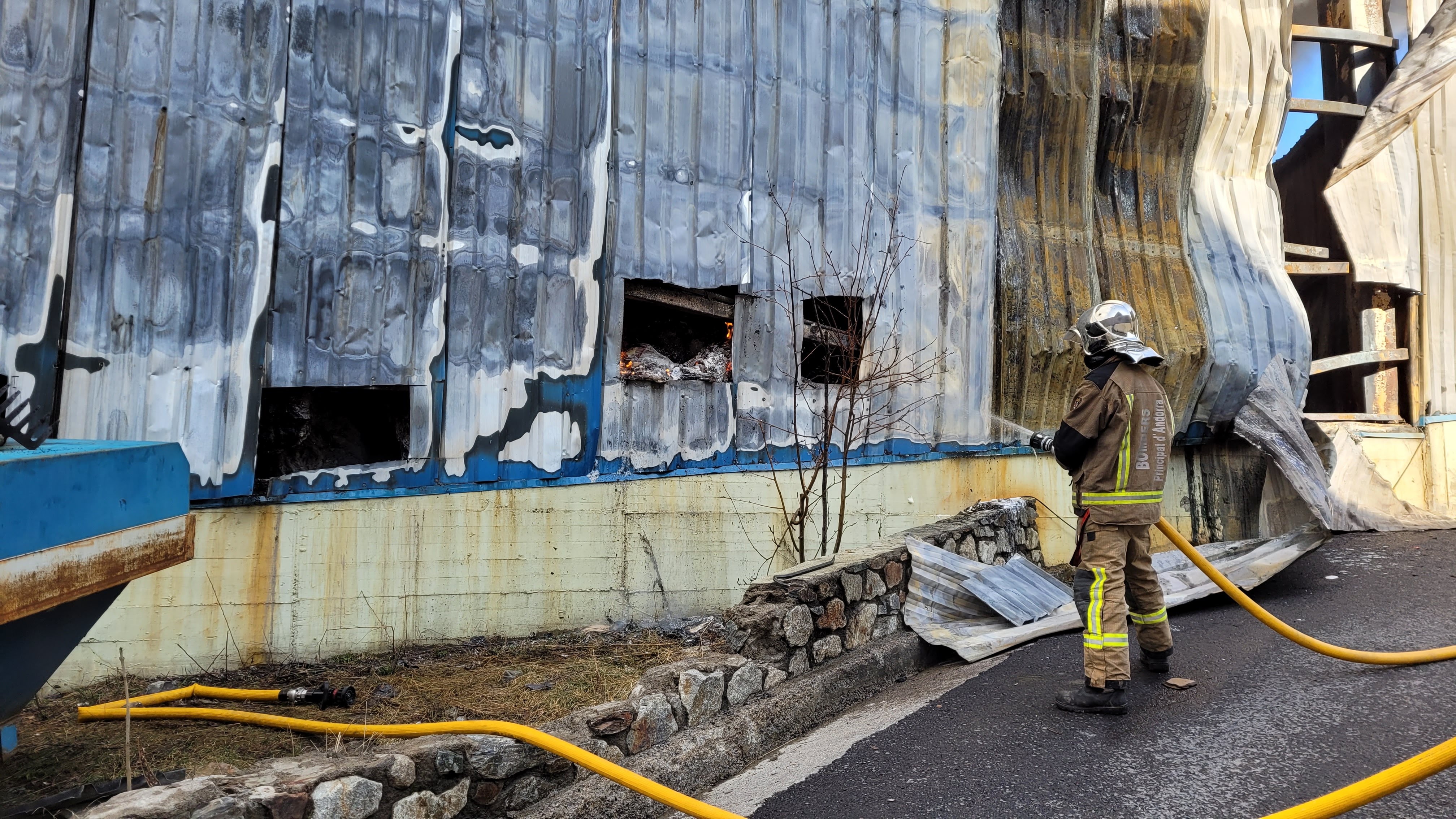 Els Bombers extingeixen un incendi a una nau industrial a la Comella
