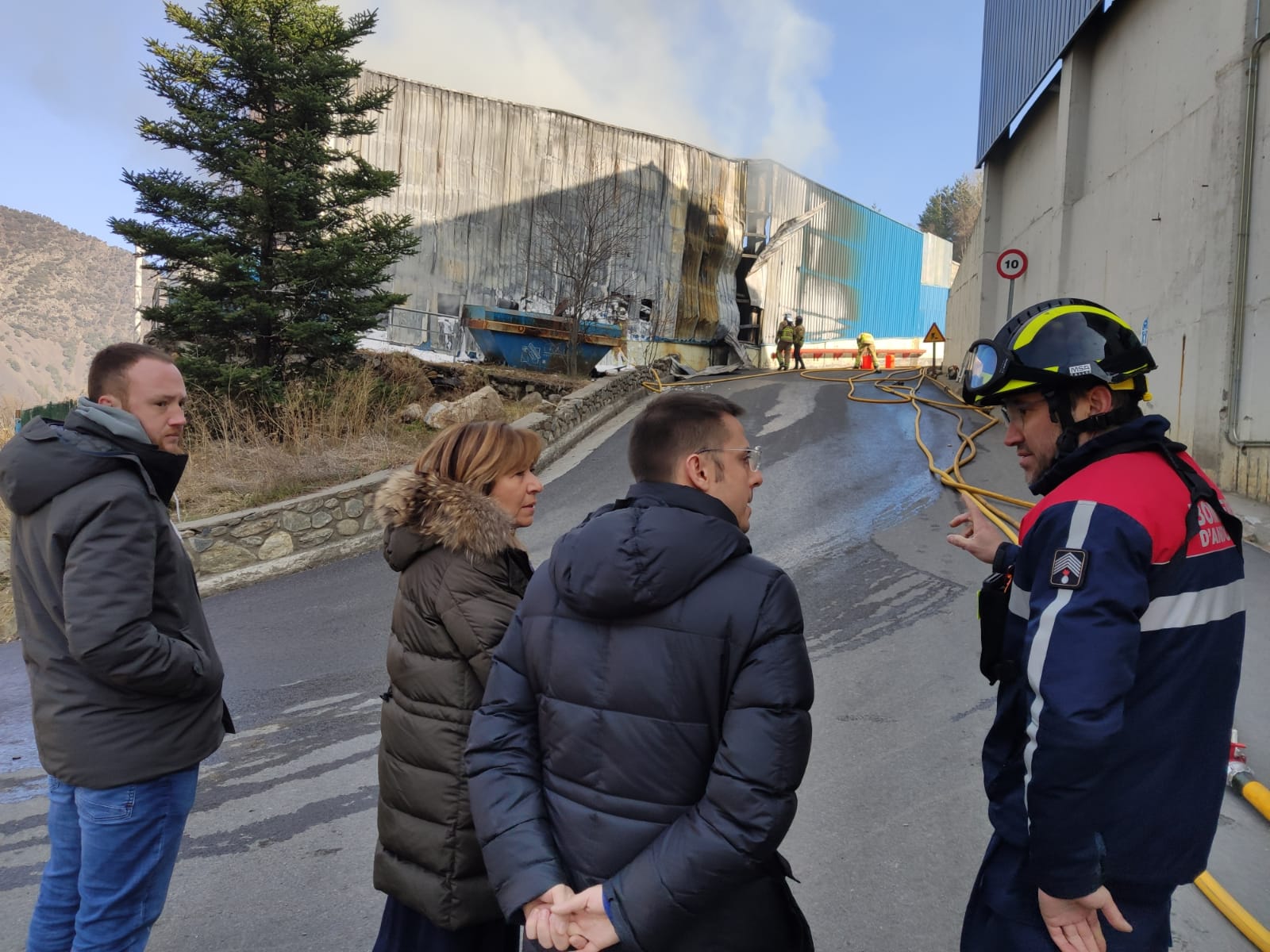 Els Bombers extingeixen un incendi a una nau industrial a la Comella
