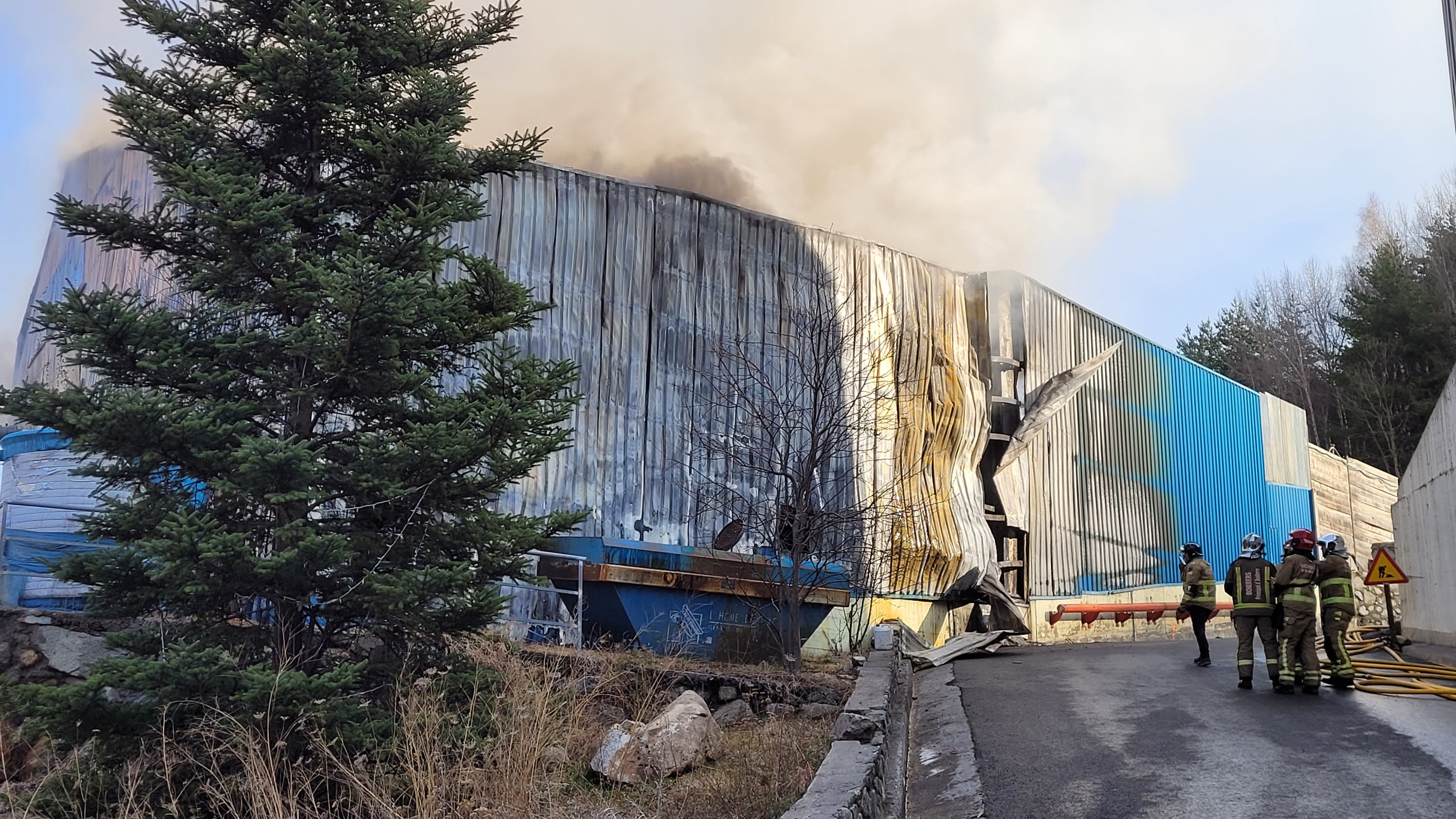 Els Bombers extingeixen un incendi a una nau industrial a la Comella