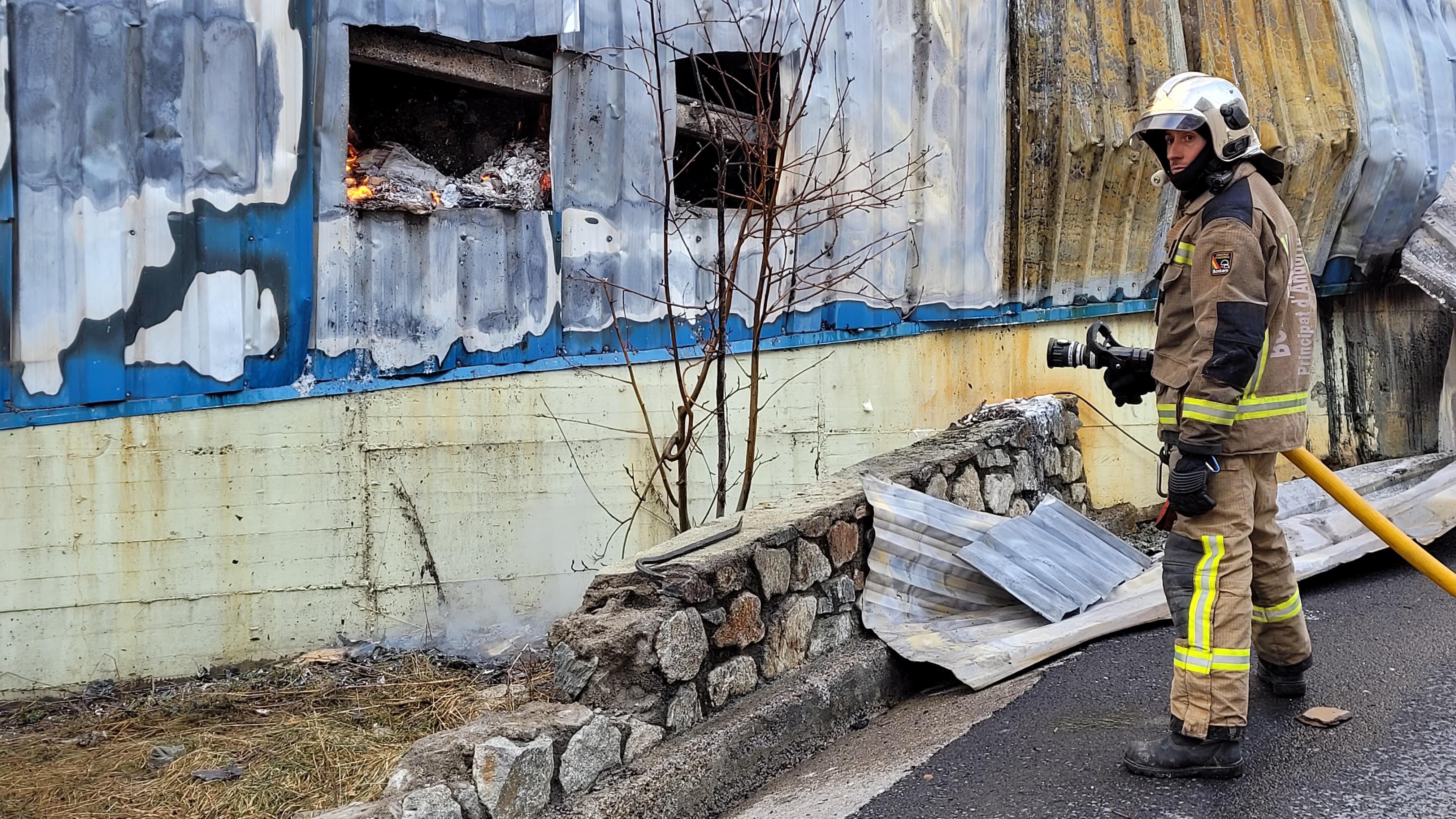 Els Bombers extingeixen un incendi a una nau industrial a la Comella