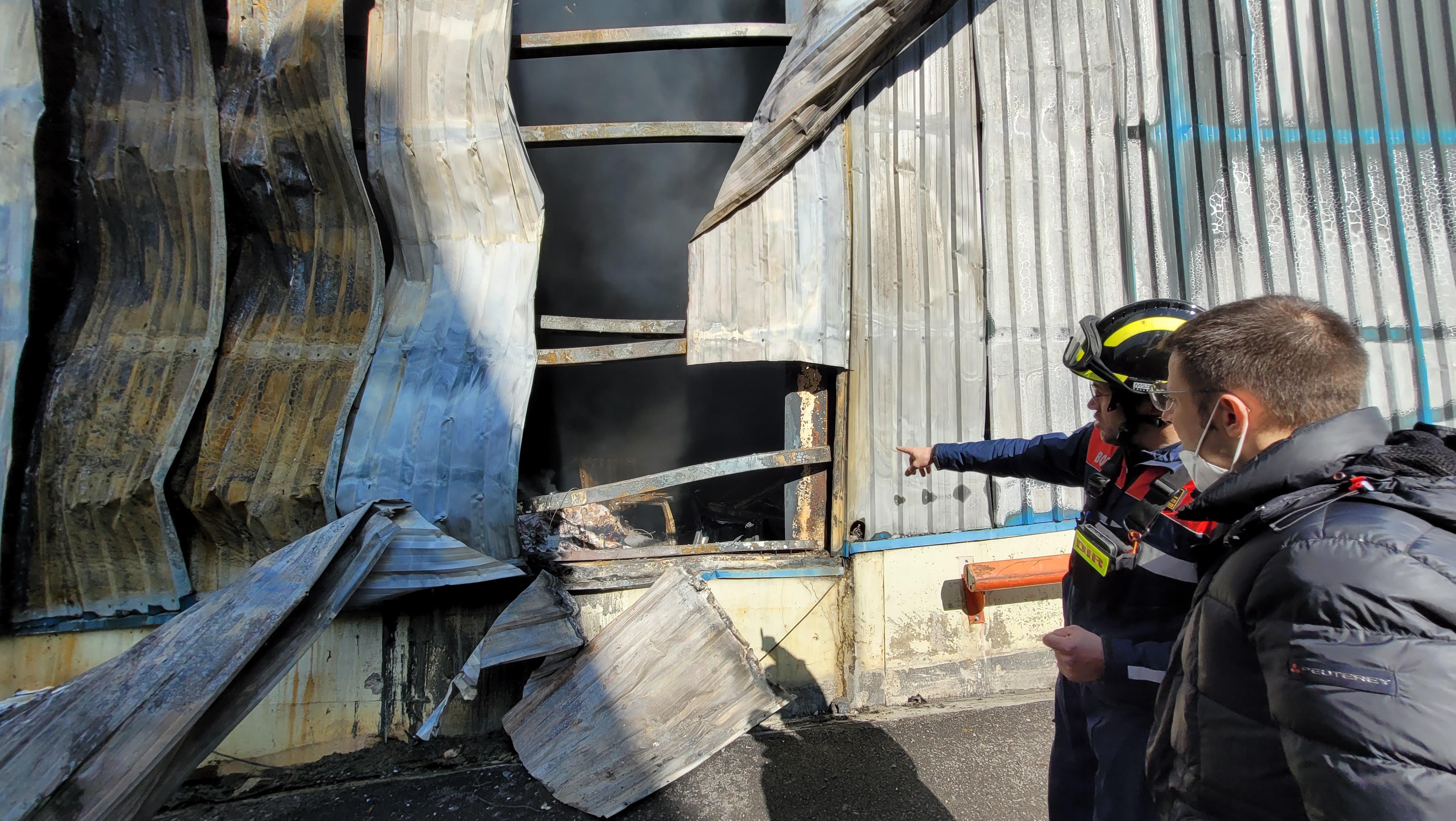 Els Bombers extingeixen un incendi a una nau industrial a la Comella
