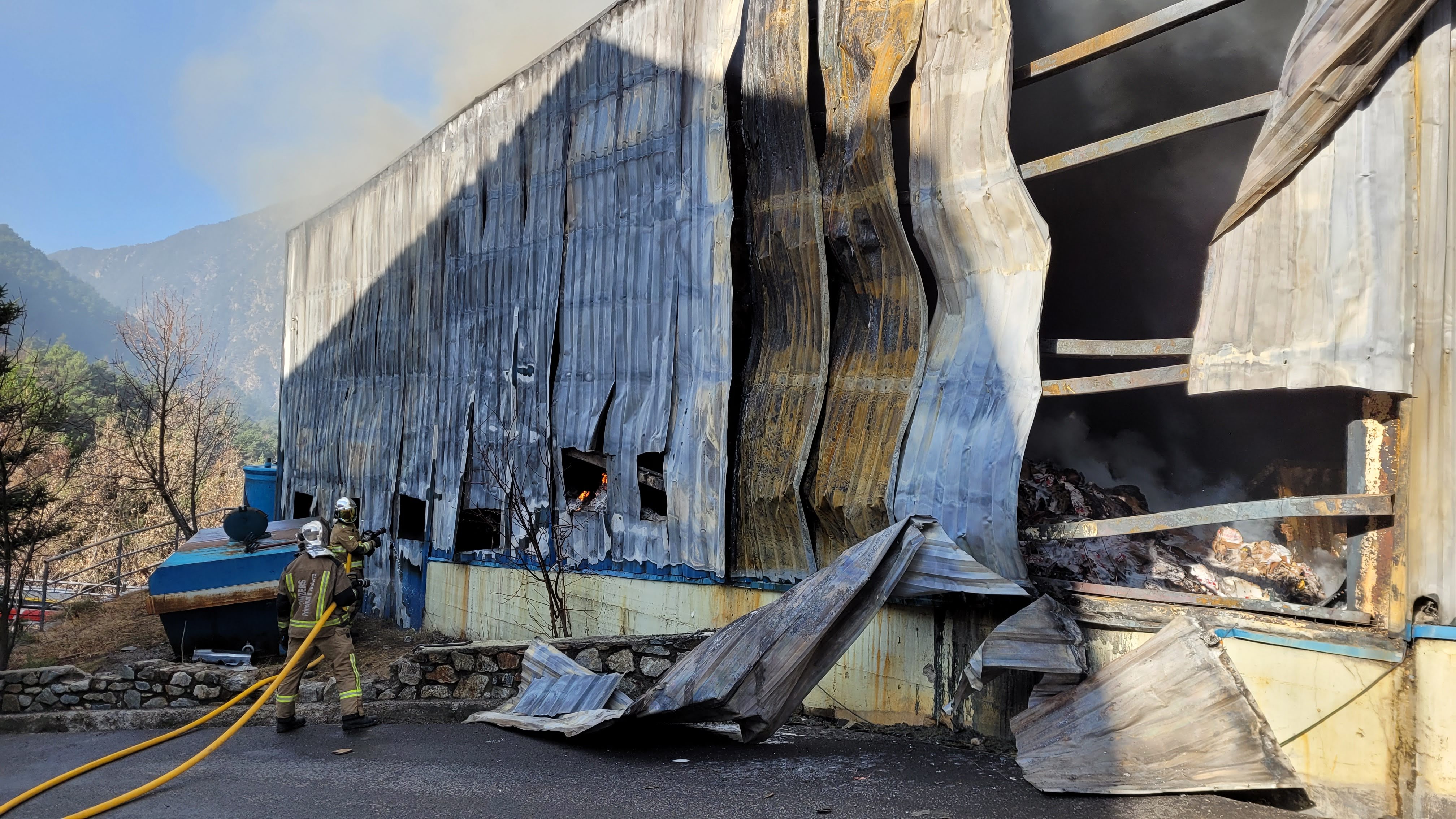 Els Bombers extingeixen un incendi a una nau industrial a la Comella