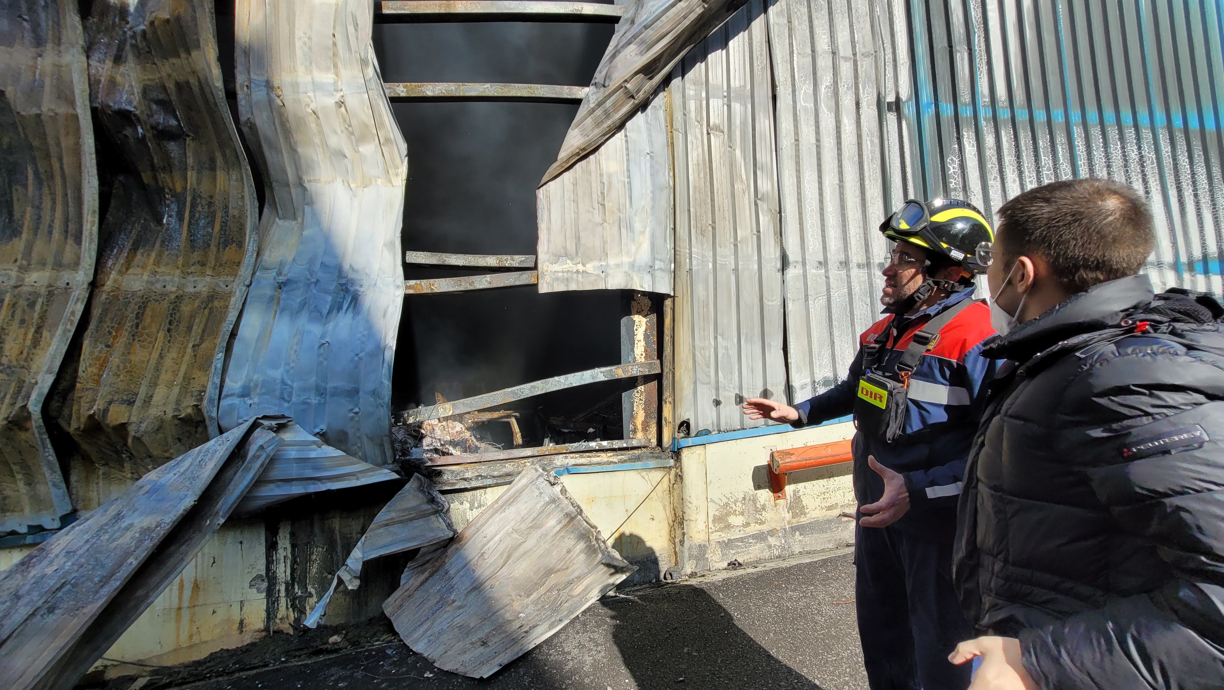 Els Bombers extingeixen un incendi a una nau industrial a la Comella