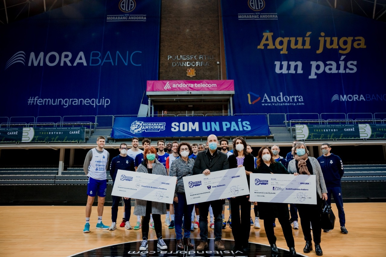 El Ministeri d’Afers Socials, Joventut i Igualtat i el Bàsquet Club MoraBanc Andorra entreguen els xecs de la campanya contra la violència envers les dones ‘Mai Por 25N’